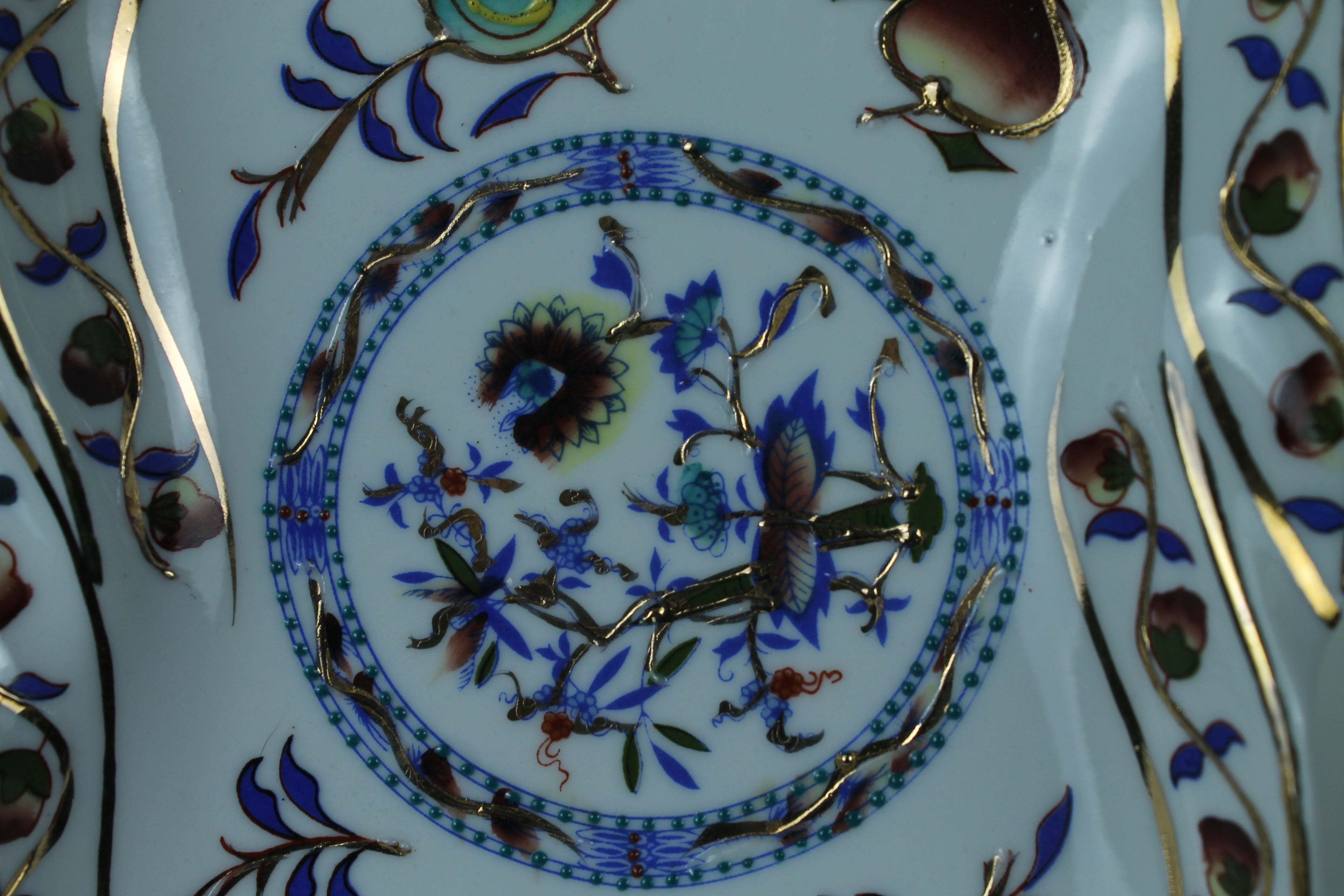 Coupe décorative en porcelaine à décor floral et aviaire asiatique