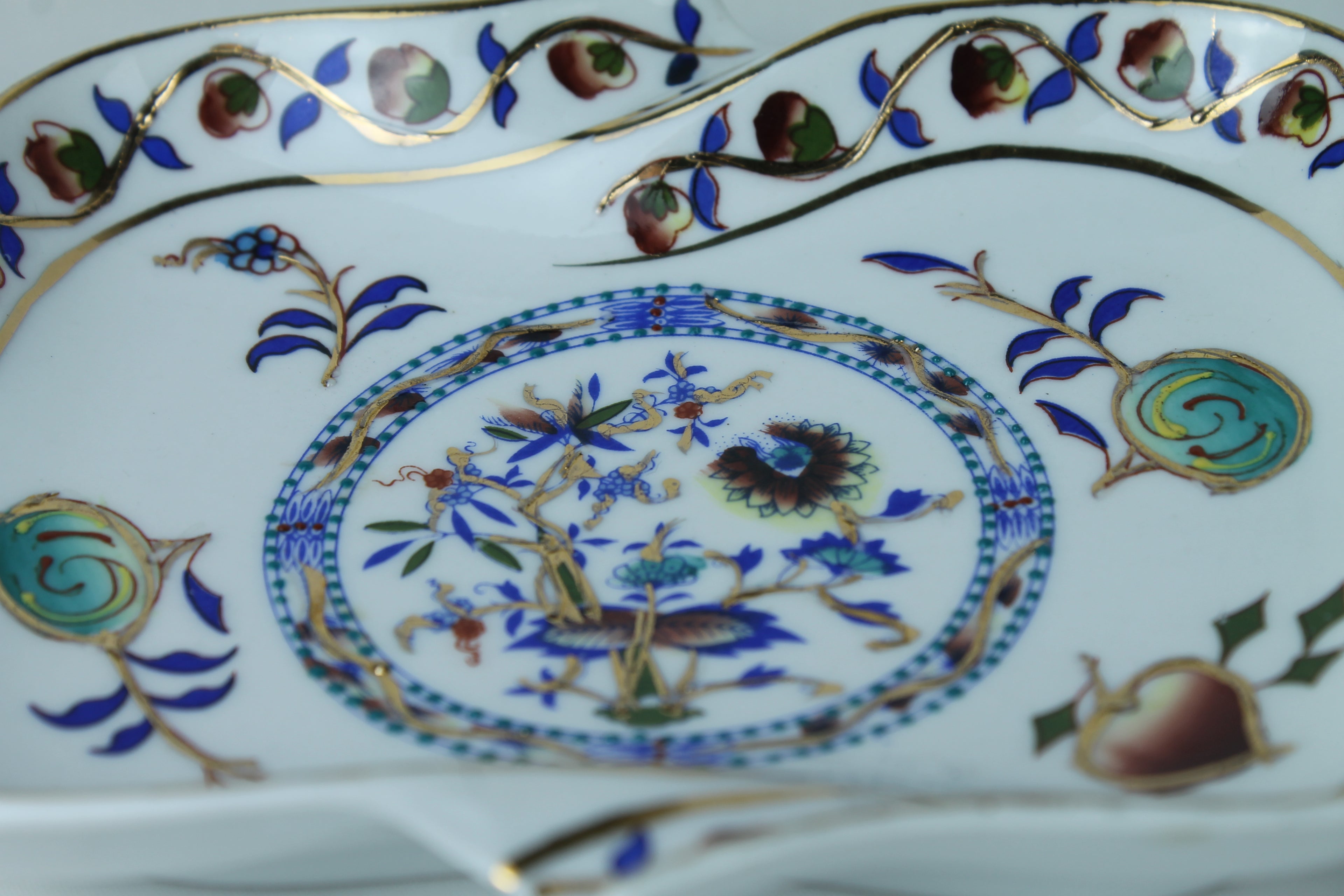 Coupe décorative en porcelaine à décor floral et aviaire asiatique
