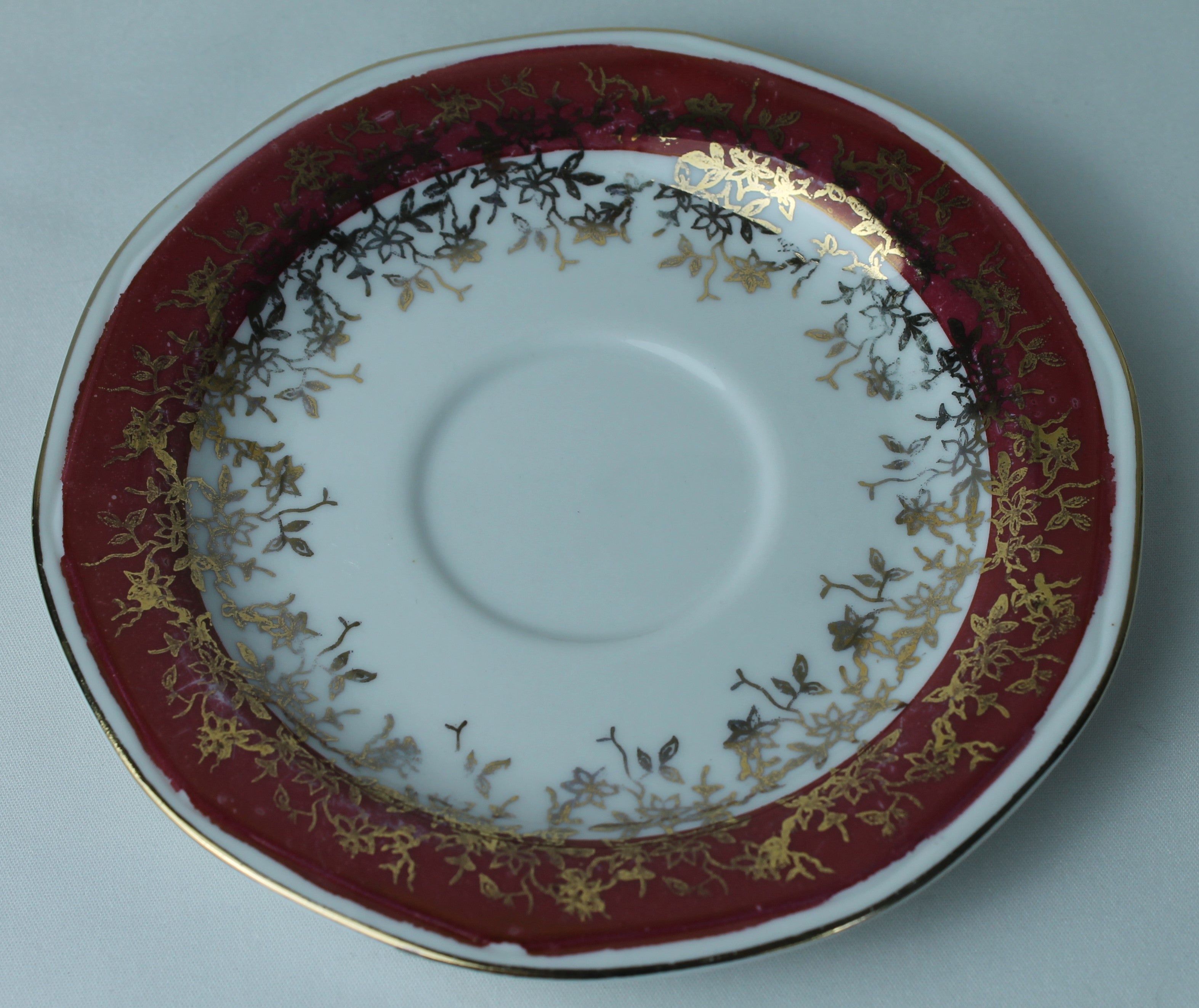 Porseleinen kop en schotel - FP Zaječar - Bordeaux & goud - Joegoslavië