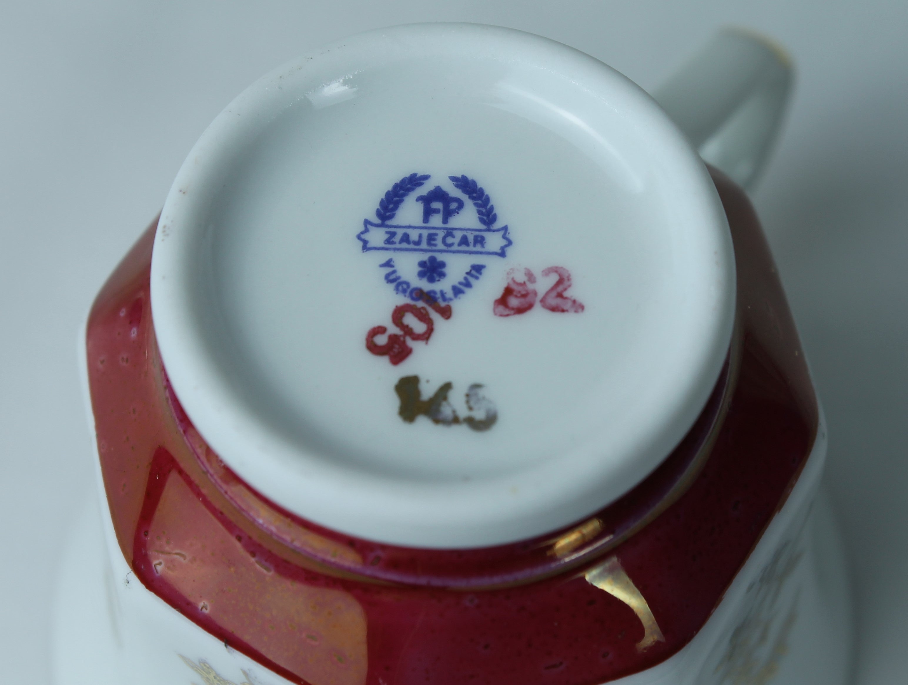 Porseleinen kop en schotel - FP Zaječar - Bordeaux & goud - Joegoslavië