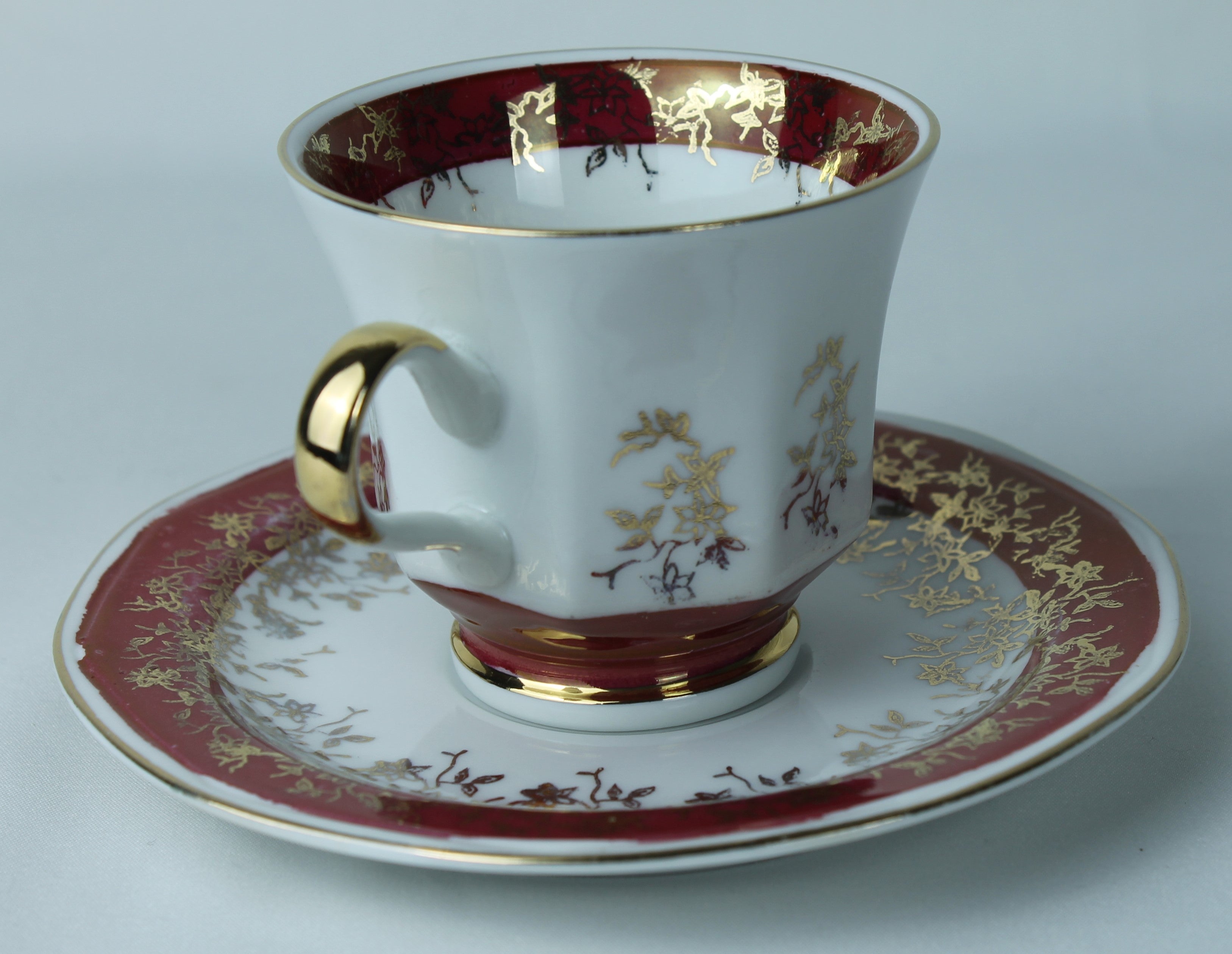 Porseleinen kop en schotel - FP Zaječar - Bordeaux & goud - Joegoslavië