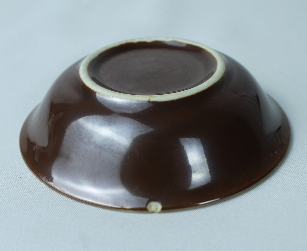 Petit bol bleu et blanc avec motif de poisson (±8 cm) – extérieur vitré marron