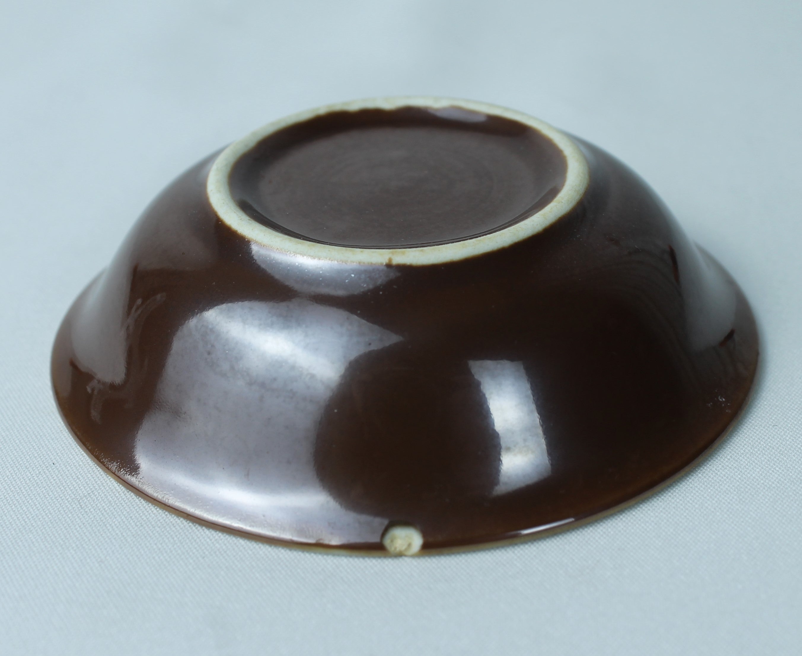 Klein blauw-wit schaaltje met vismotief (±8 cm) – bruin geglazuurd buitenwerk