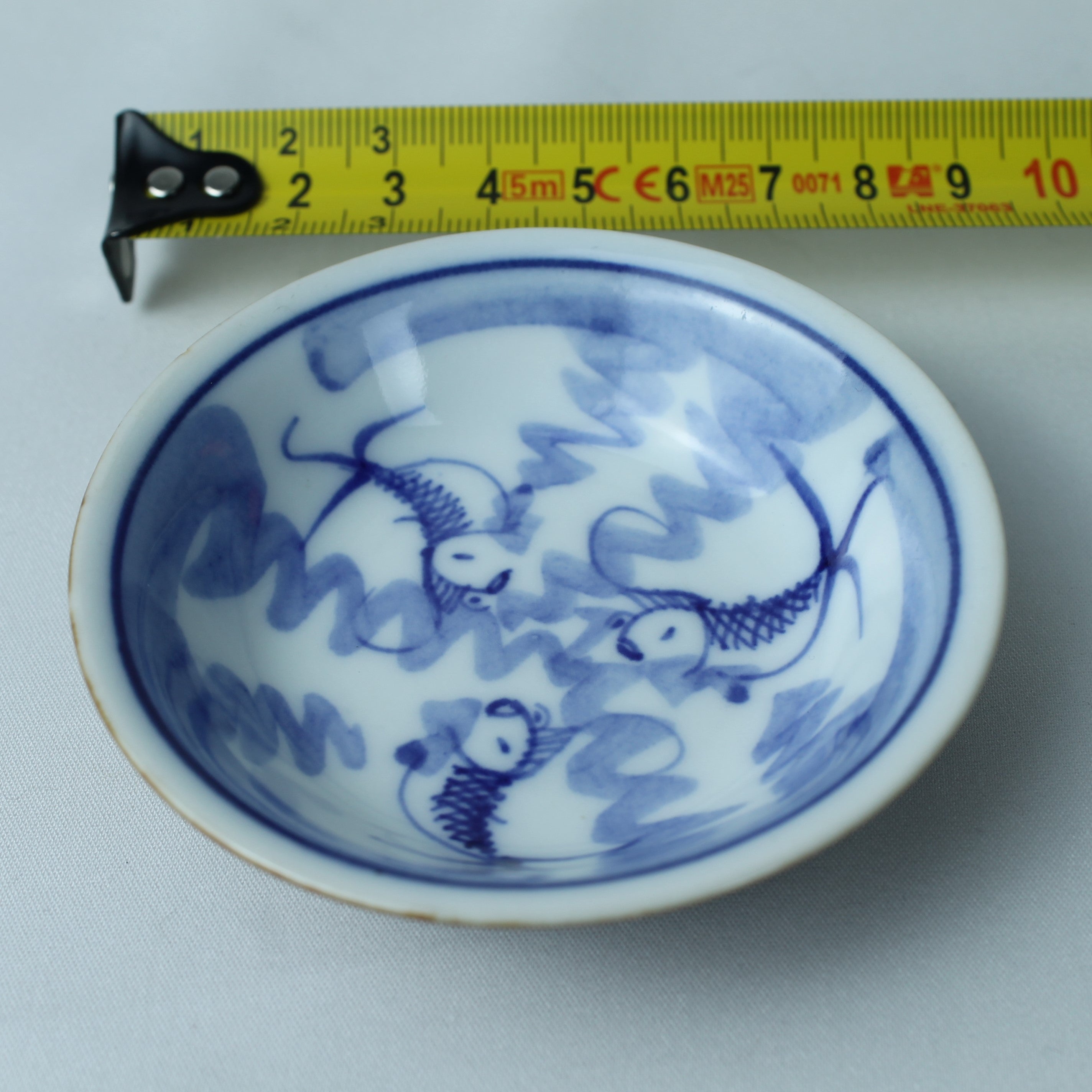 Klein blauw-wit schaaltje met vismotief (±8 cm) – bruin geglazuurd buitenwerk