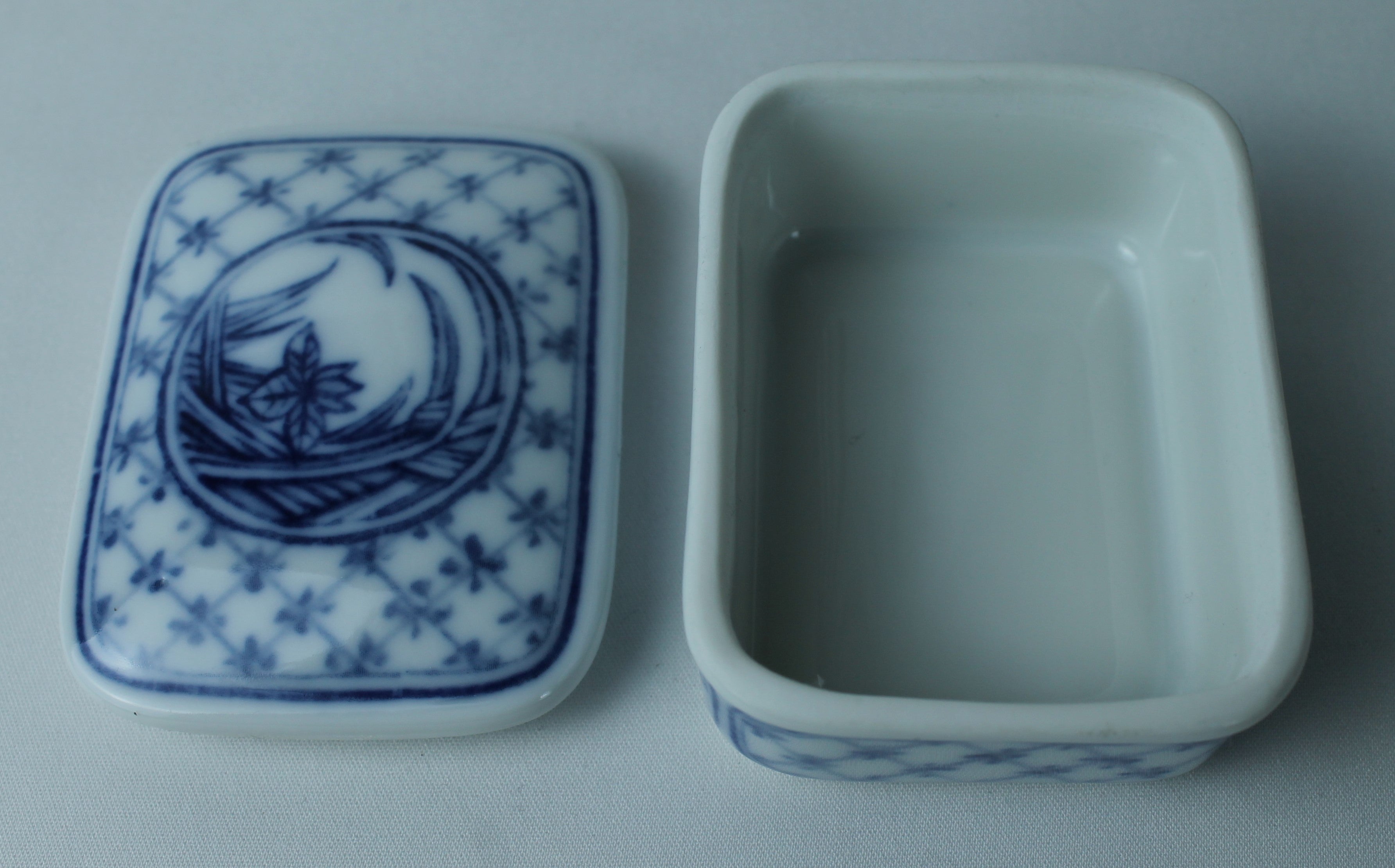 Japanese Blue-White Porcelain Lidded Box (±7 cm) – Vintage Storage/Trinket Box