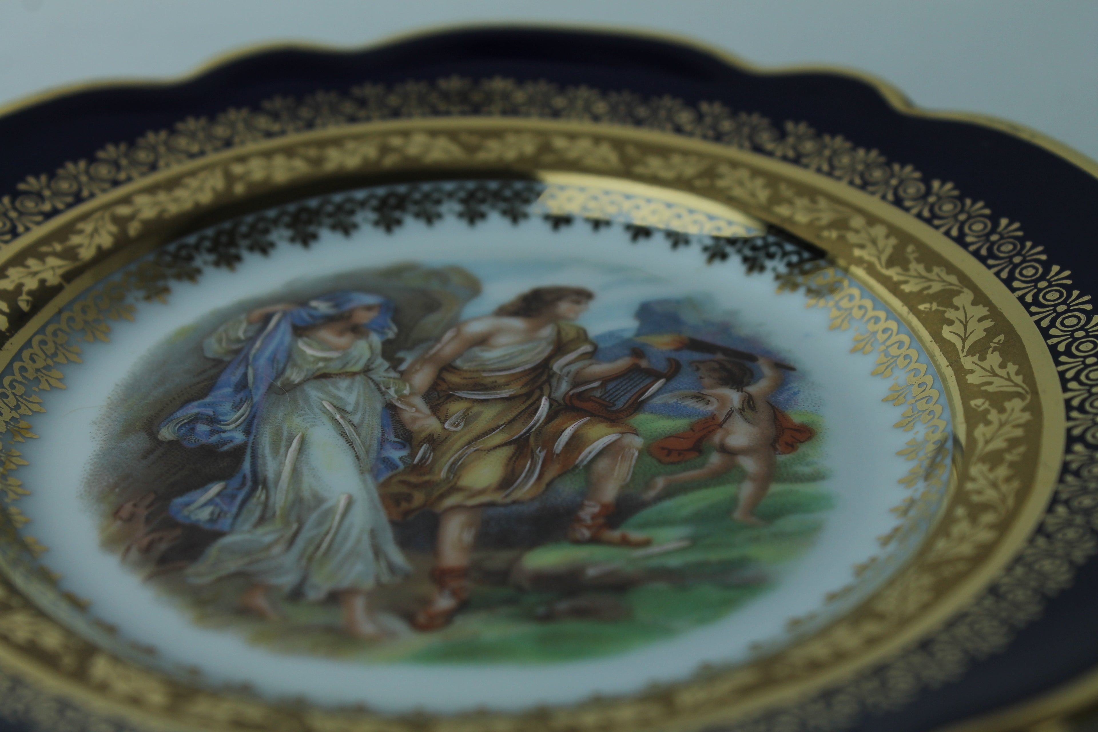 Frans Limoges decoratief bordje - kobaltblauw porselein met klassieke scène