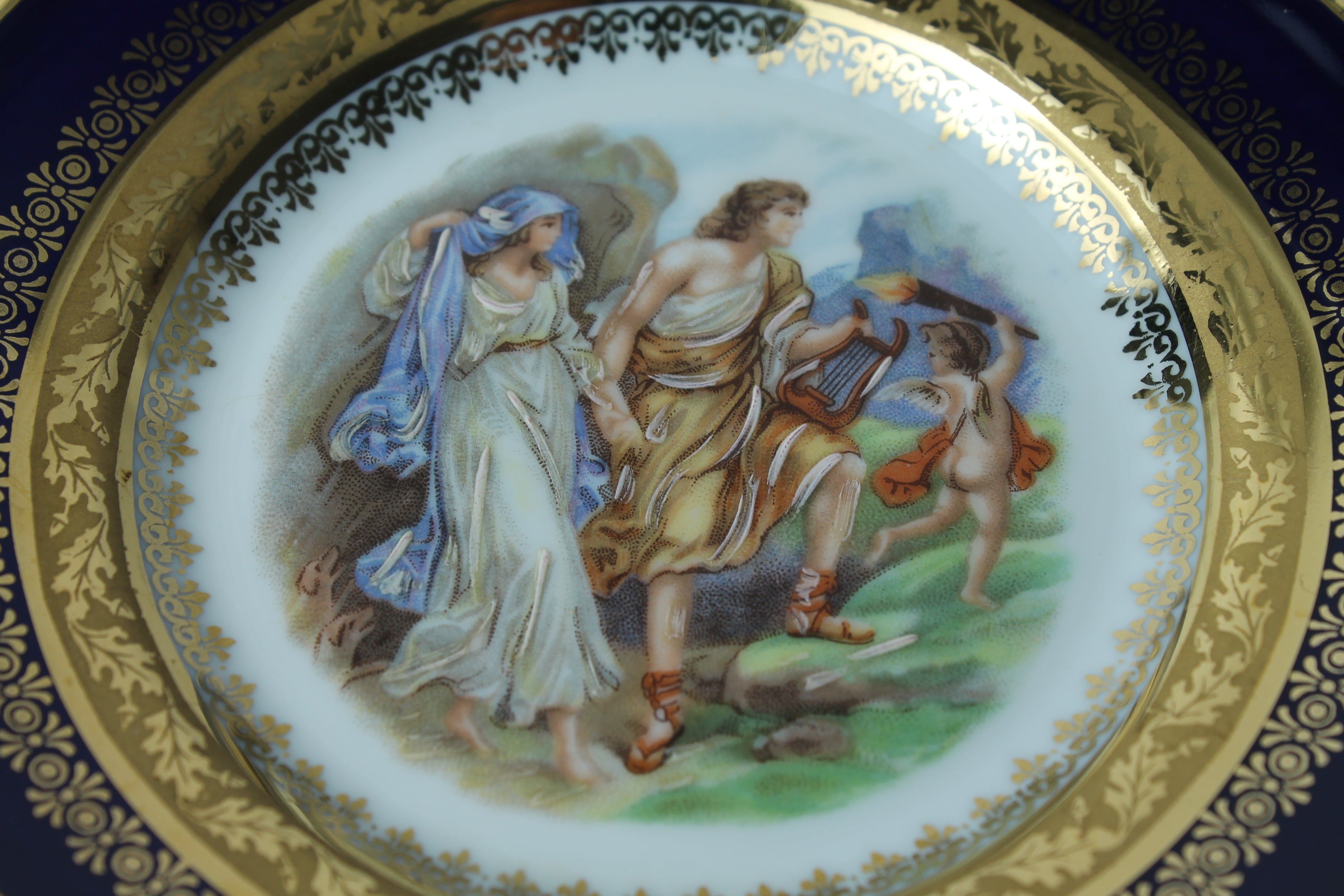 Frans Limoges decoratief bordje - kobaltblauw porselein met klassieke scène