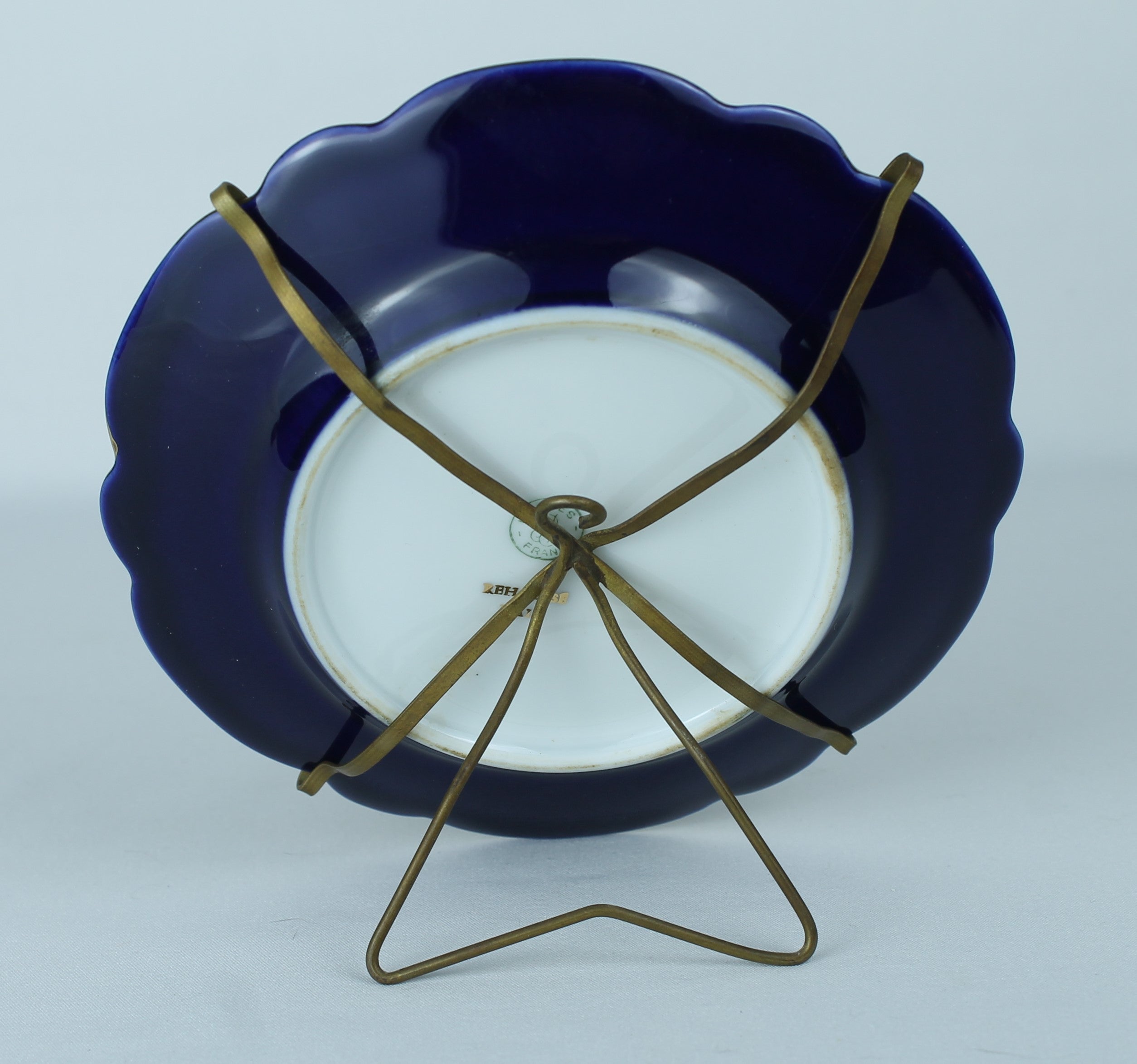 Frans Limoges decoratief bordje - kobaltblauw porselein met klassieke scène