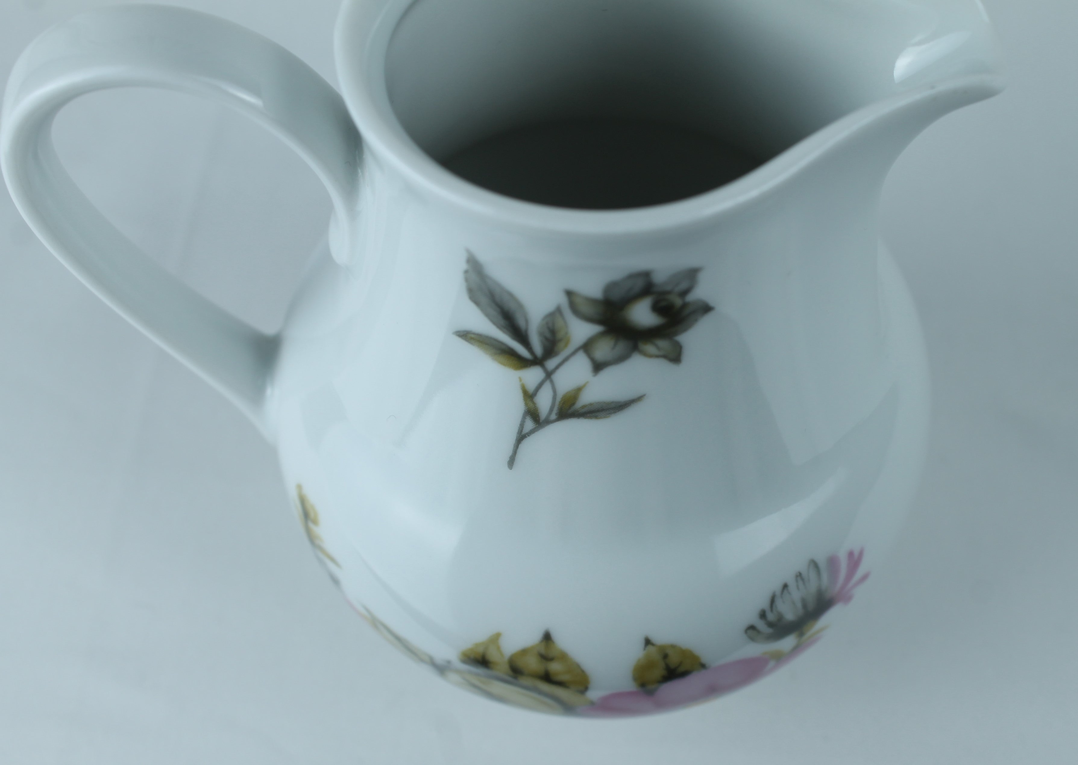 DDR Porseleinen Melkkannetje | Henneberg Porzellan Ilmenau (GDR) – 10 cm