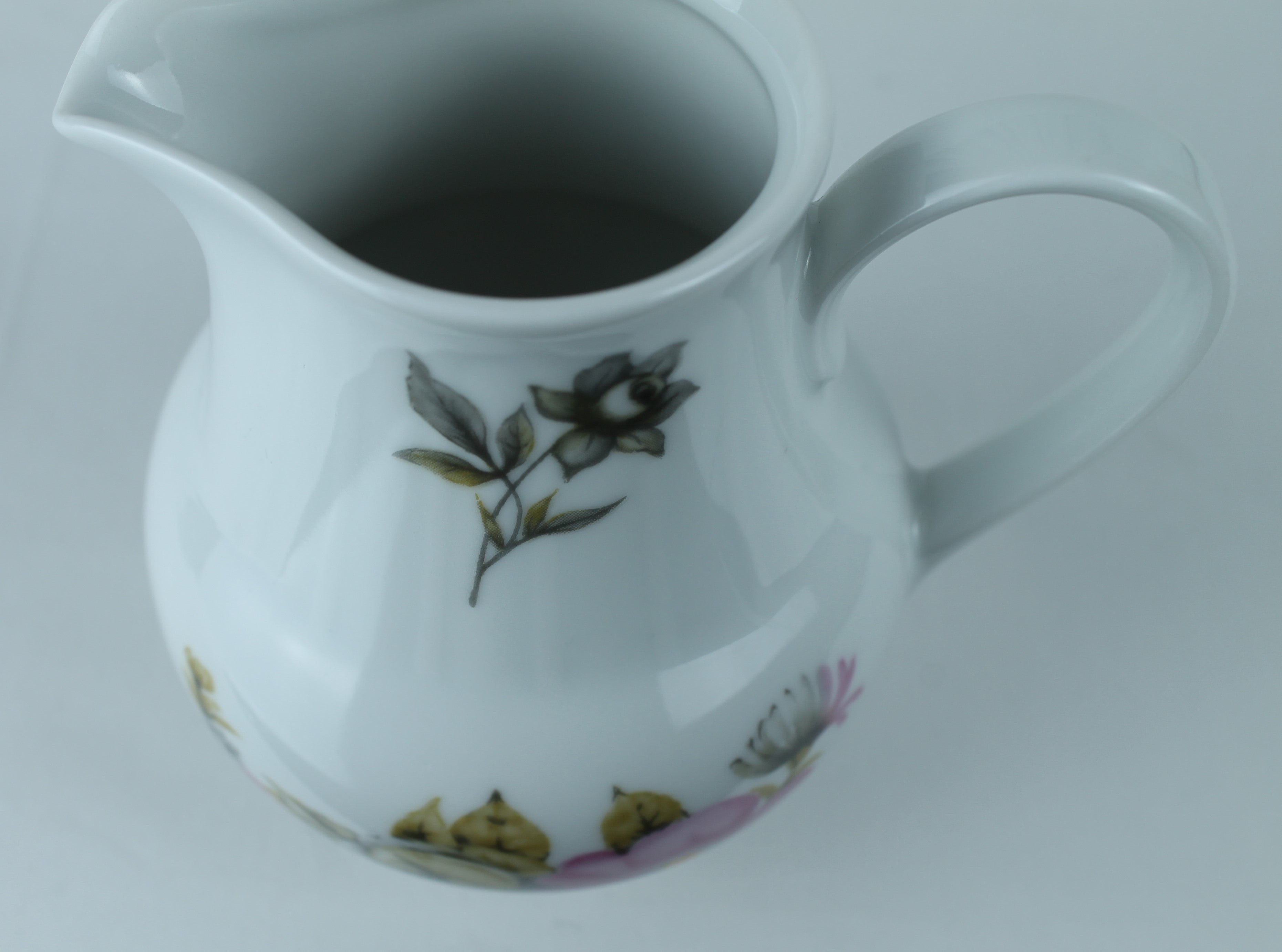 DDR Porseleinen Melkkannetje | Henneberg Porzellan Ilmenau (GDR) – 10 cm