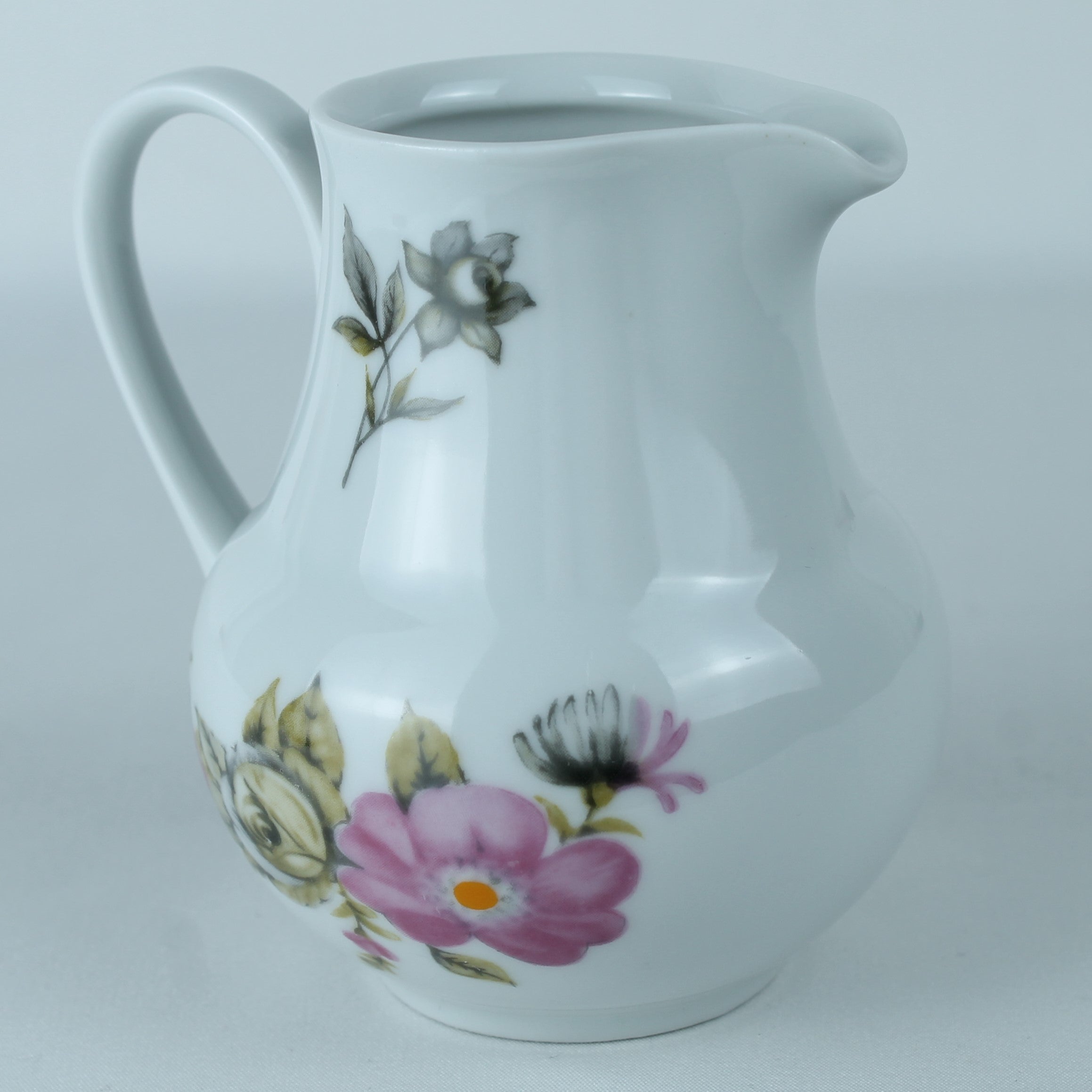 DDR Porseleinen Melkkannetje | Henneberg Porzellan Ilmenau (GDR) – 10 cm