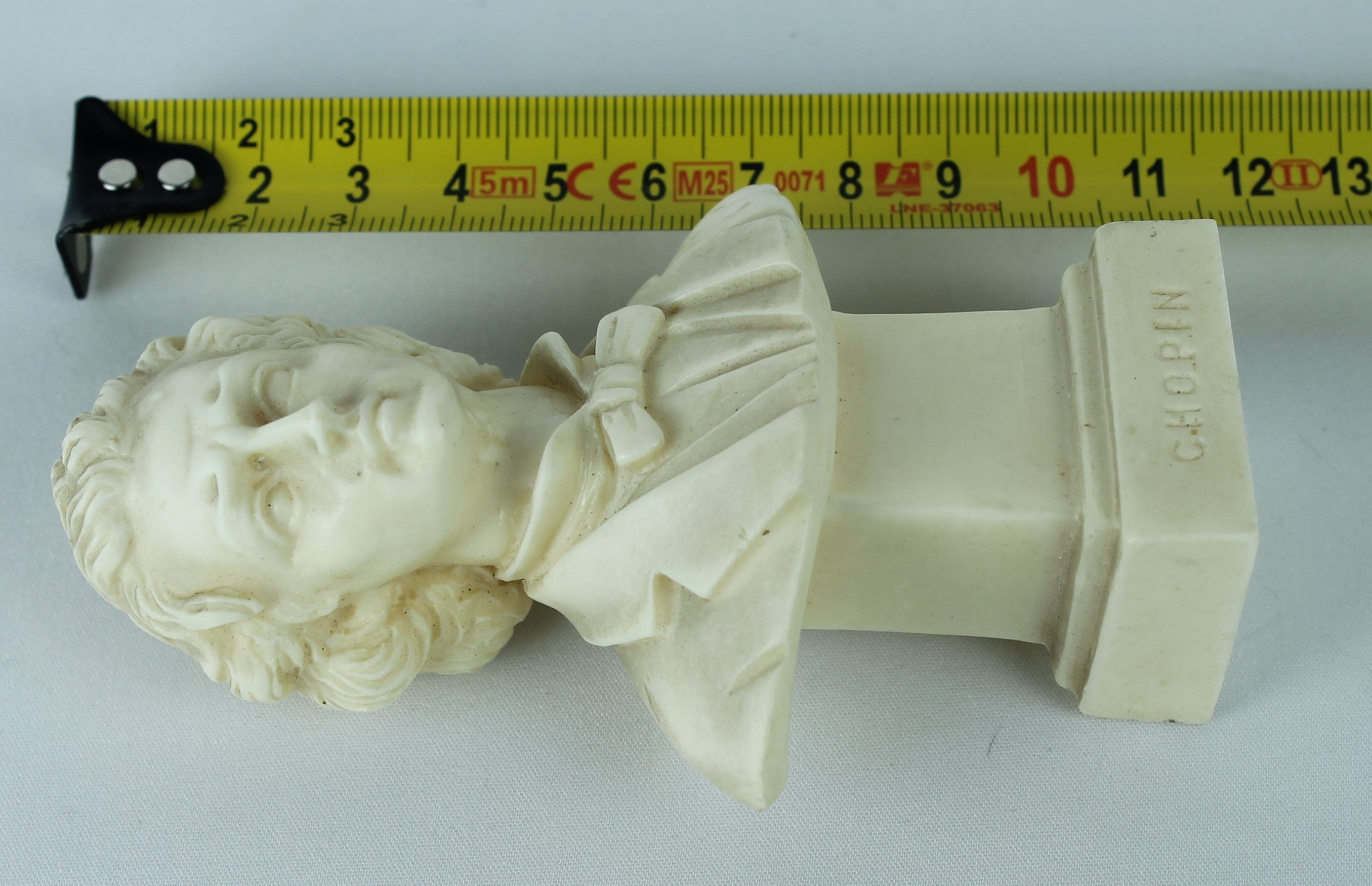 Buste de Chopin classique sur piédestal – Sculpture crème (Série Compositeurs)