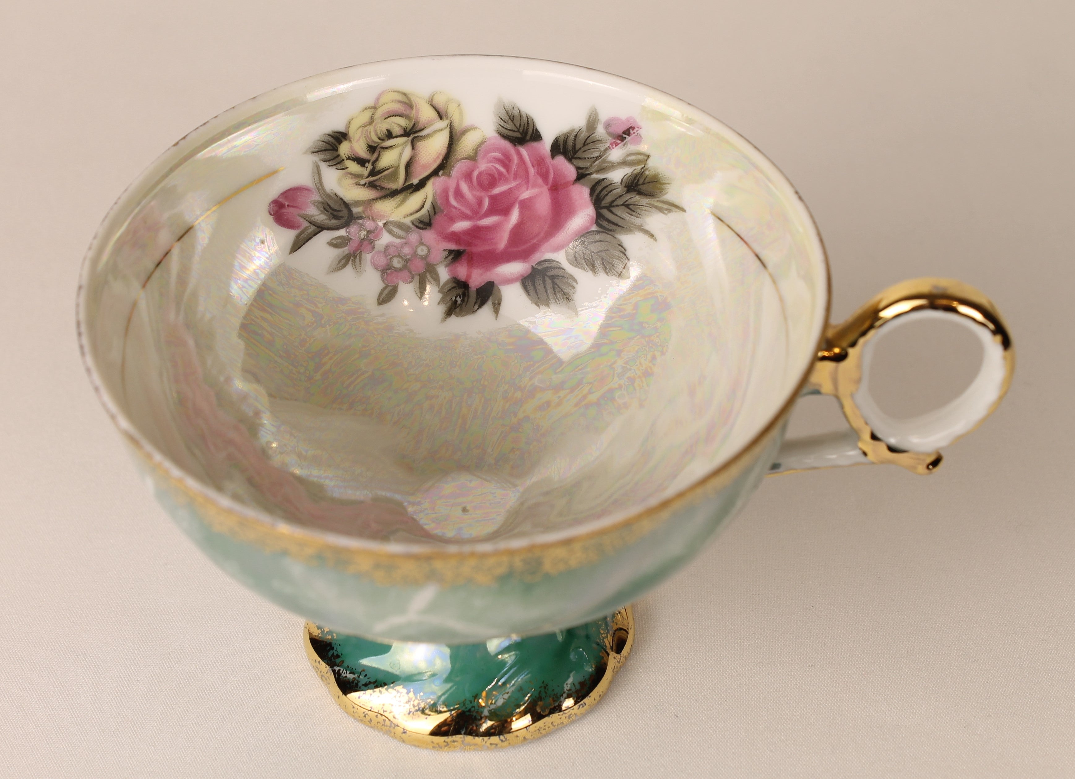 Voetkopje met lustre glazuur - groen gemarmerd porselein met rozen en goudrand