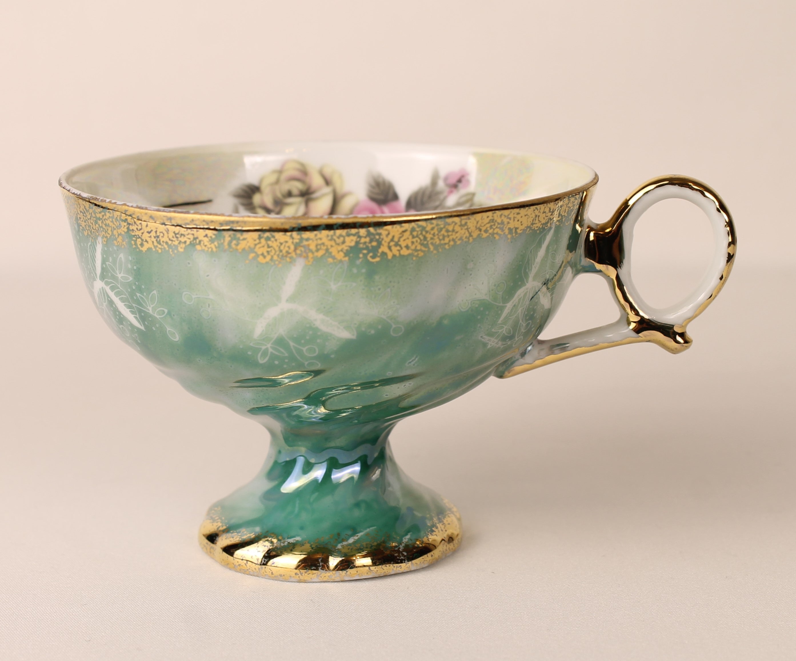 Voetkopje met lustre glazuur - groen gemarmerd porselein met rozen en goudrand