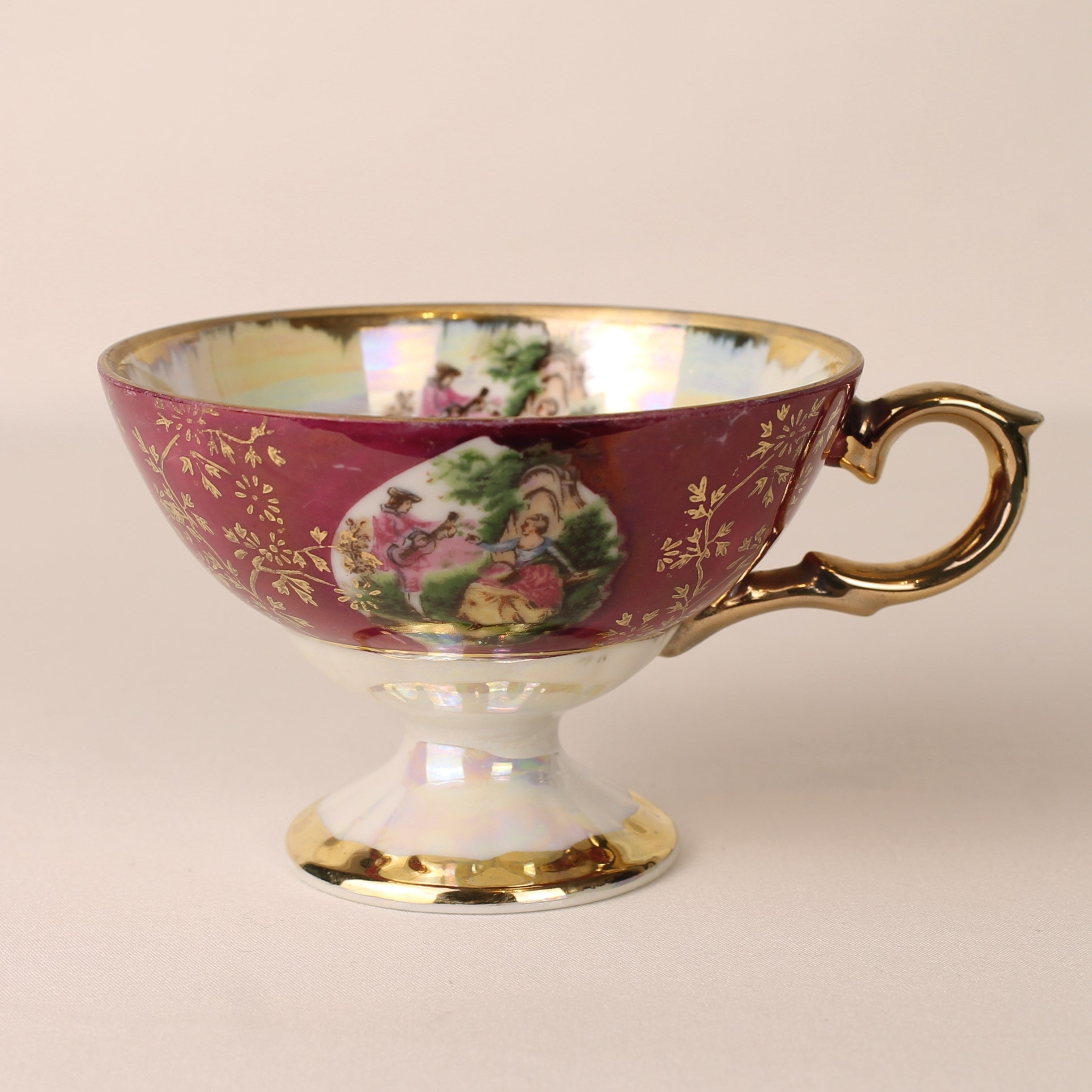 Voetkopje met lustre glazuur - bordeaux porselein met romantisch decor en goudaccenten