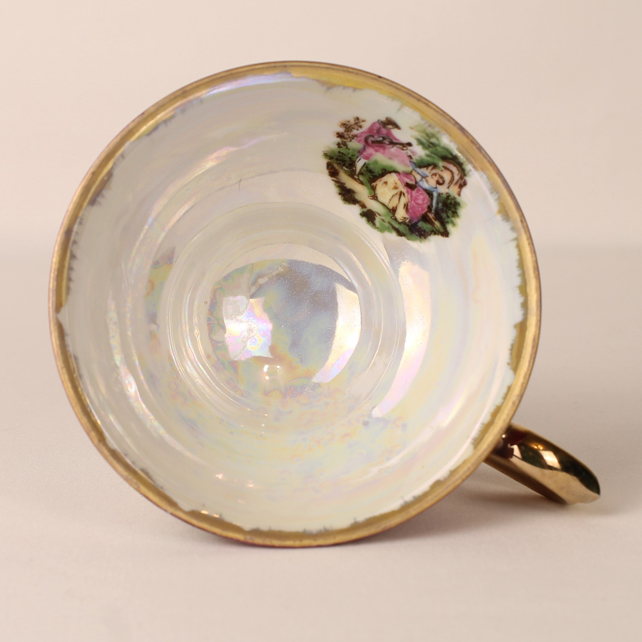 Voetkopje met lustre glazuur - bordeaux porselein met romantisch decor en goudaccenten