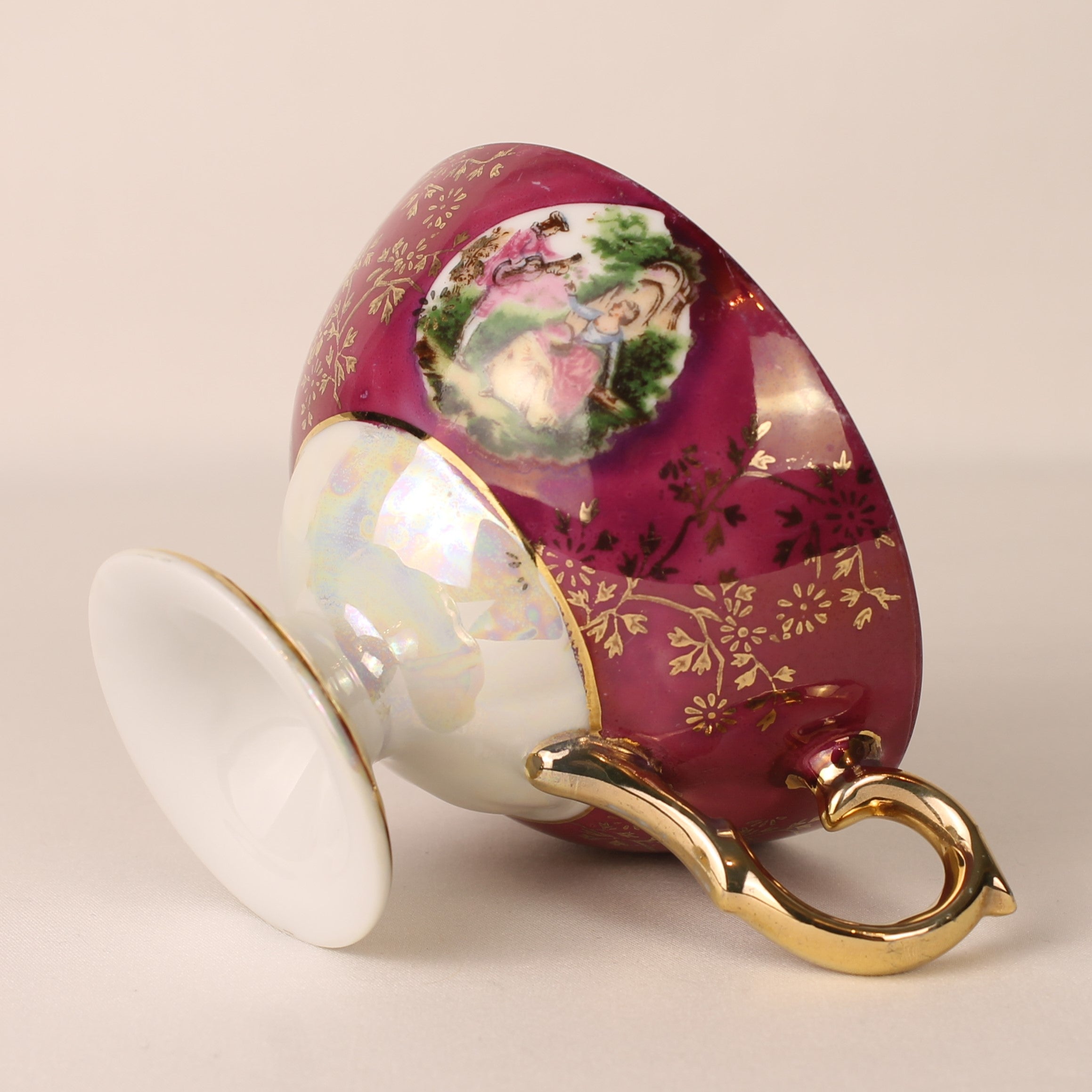 Voetkopje met lustre glazuur - bordeaux porselein met romantisch decor en goudaccenten