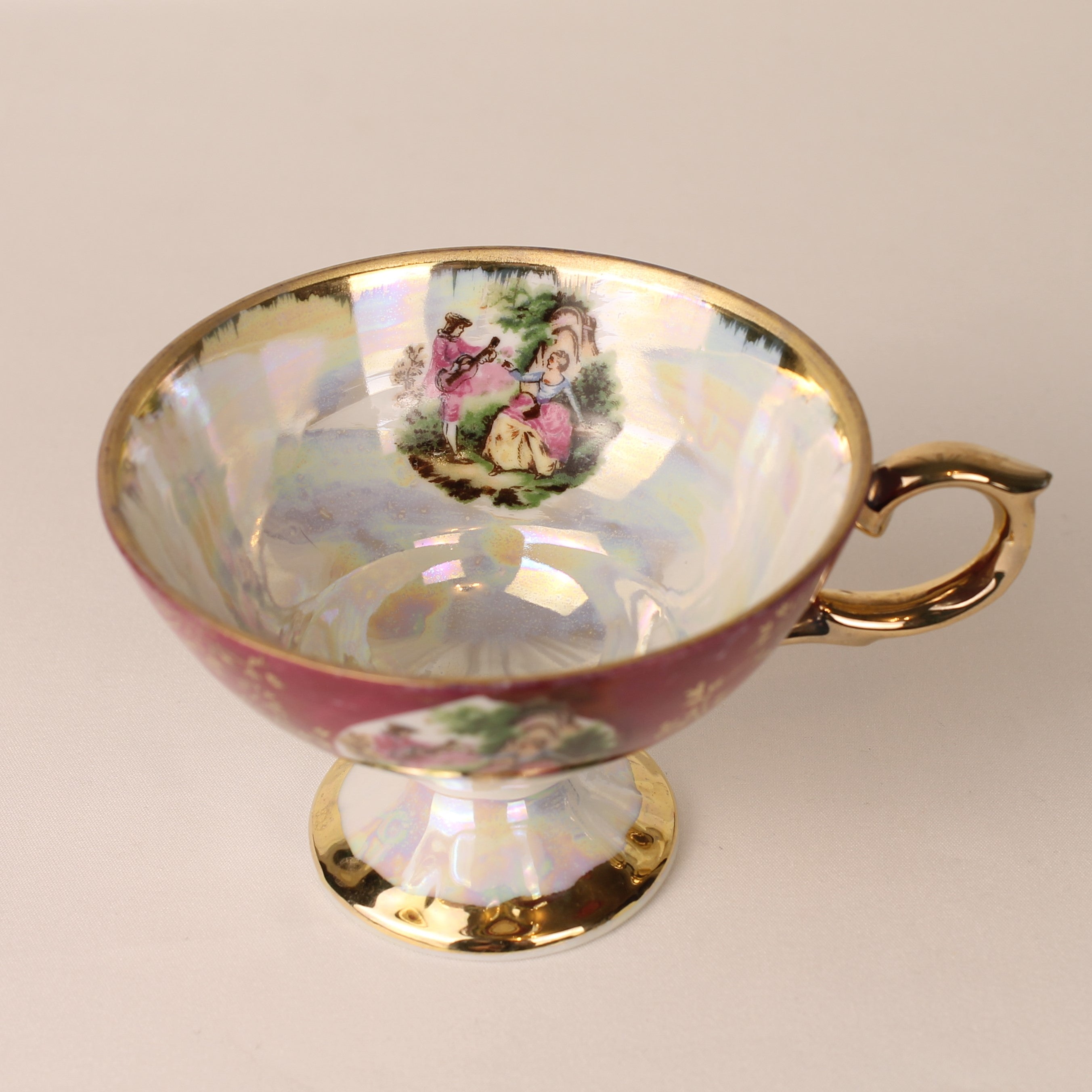 Voetkopje met lustre glazuur - bordeaux porselein met romantisch decor en goudaccenten