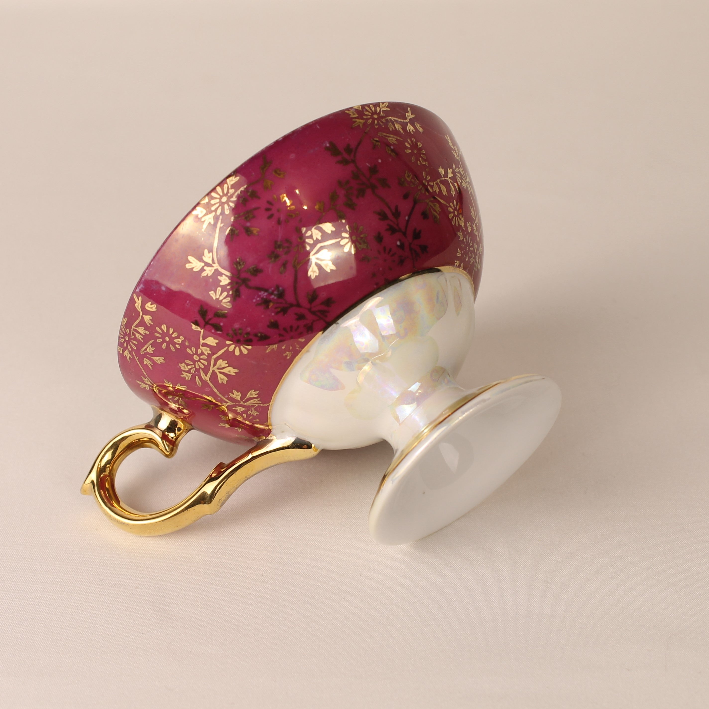 Voetkopje met lustre glazuur - bordeaux porselein met romantisch decor en goudaccenten