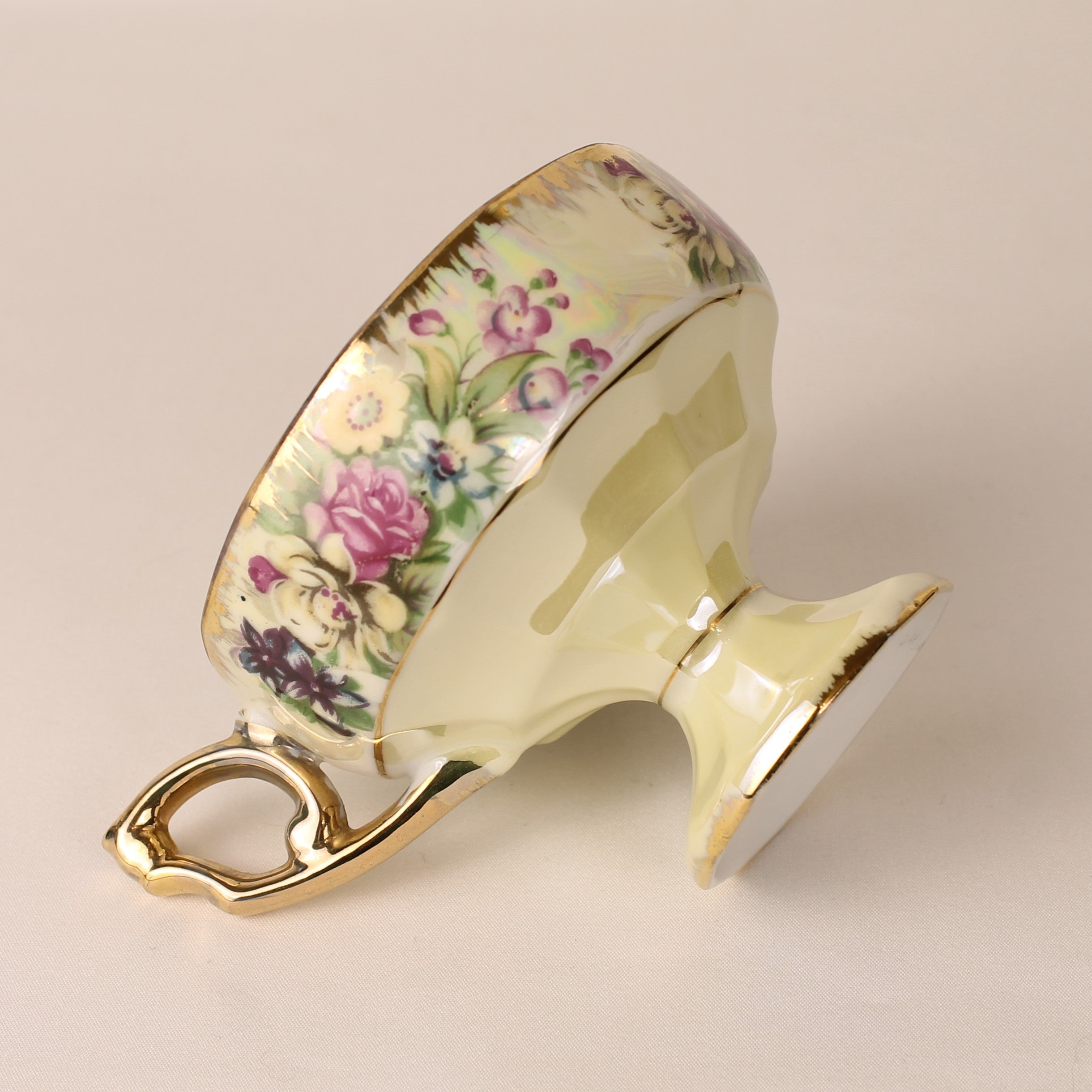 Voetkopje met lustre glazuur - pastelgeel porselein met bloemen en goudaccenten