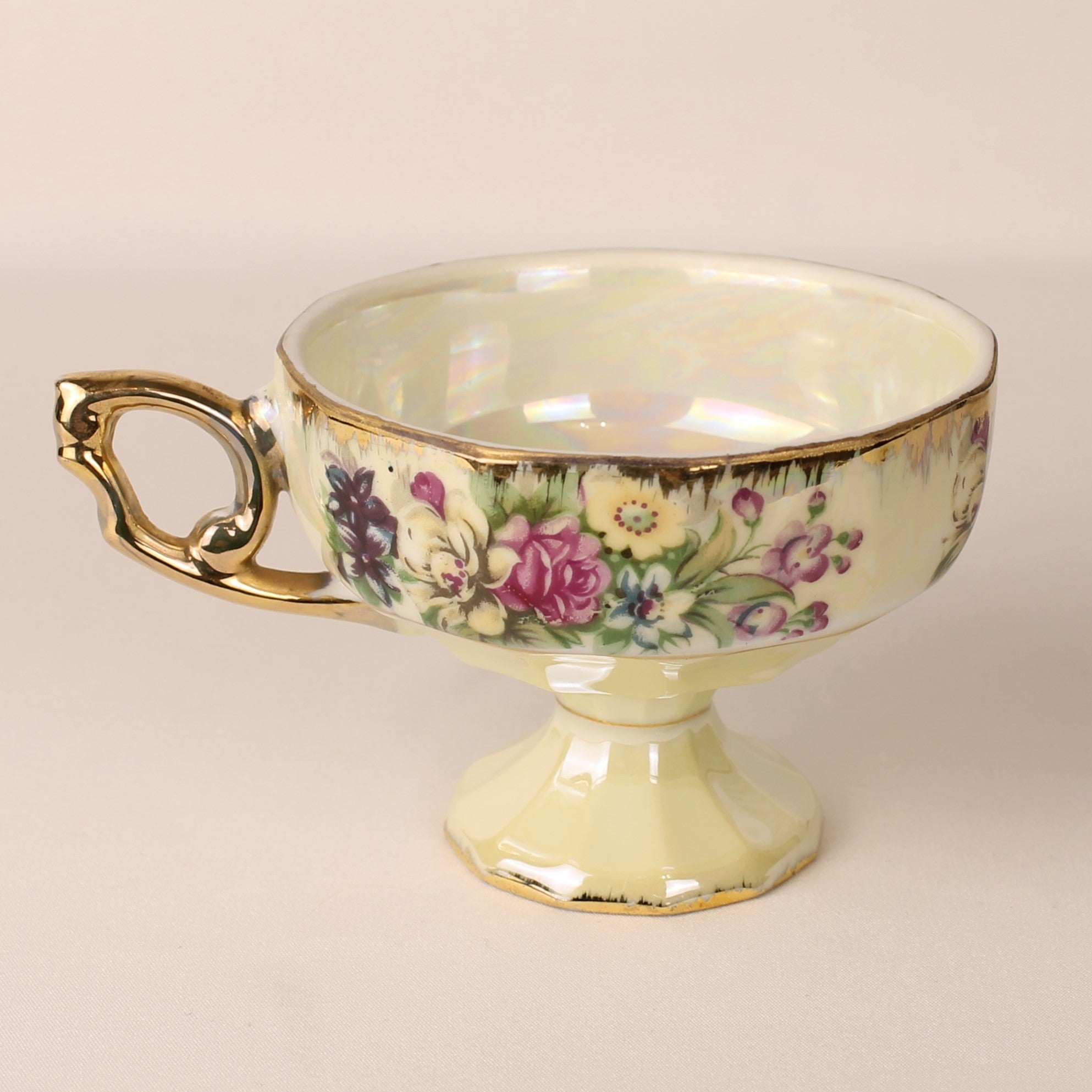 Voetkopje met lustre glazuur - pastelgeel porselein met bloemen en goudaccenten