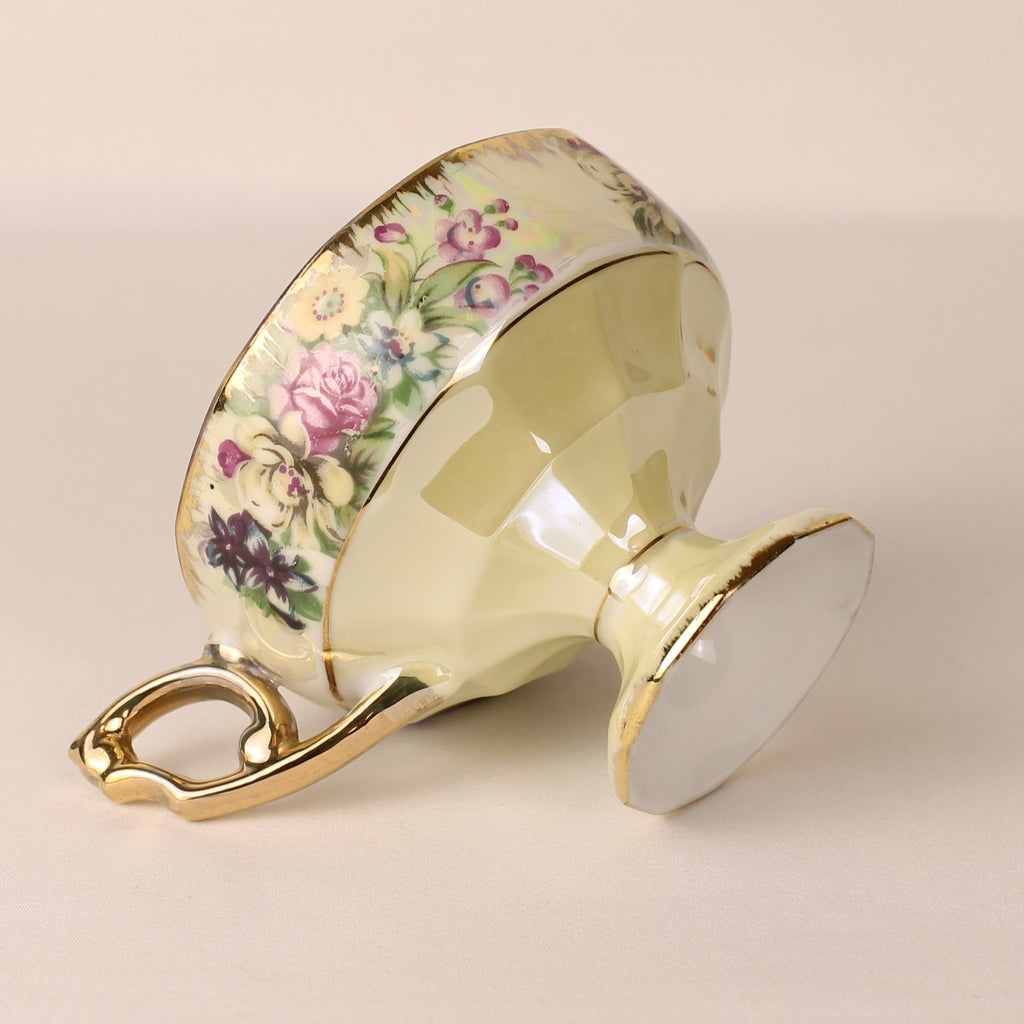 Voetkopje met lustre glazuur - pastelgeel porselein met bloemen en goudaccenten