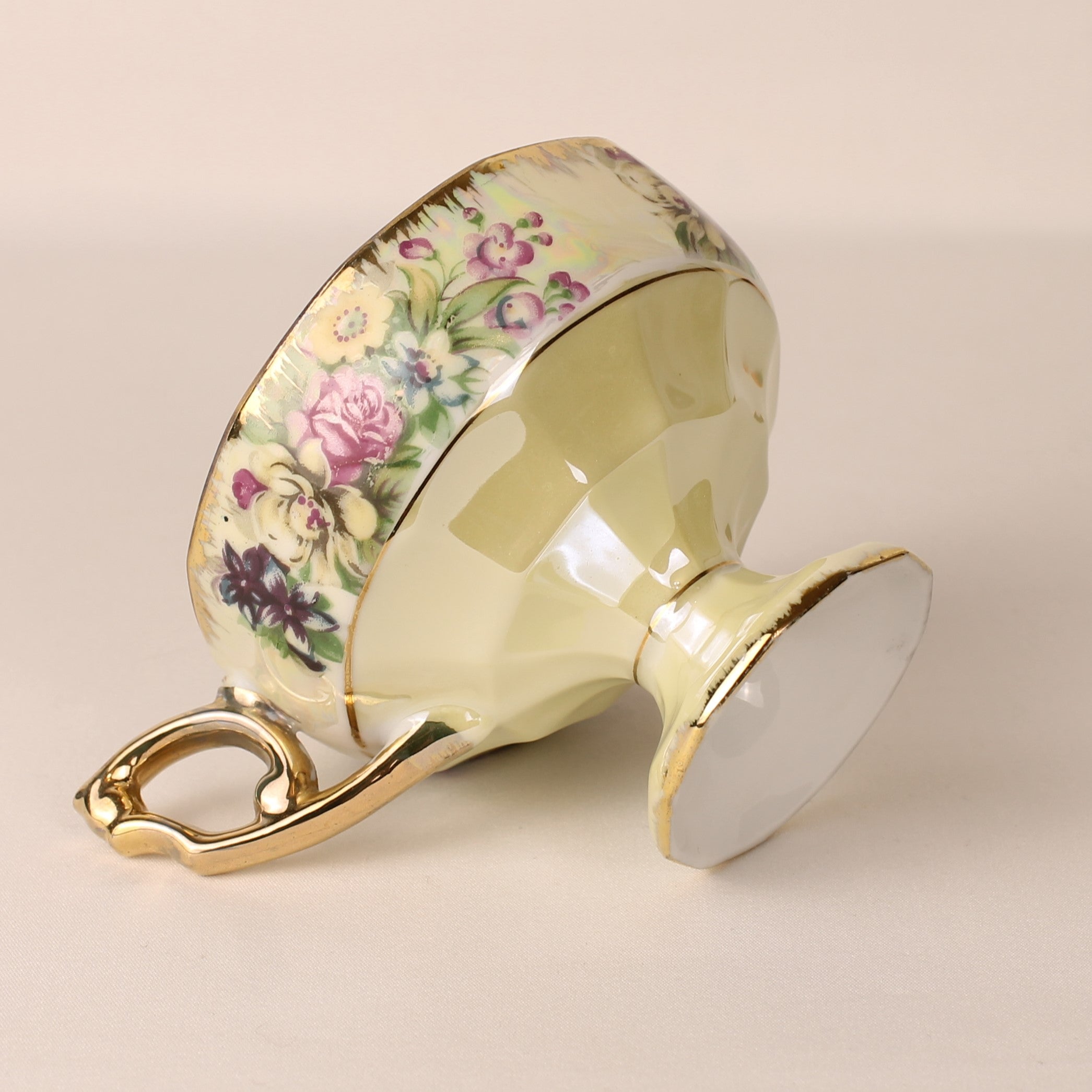 Voetkopje met lustre glazuur - pastelgeel porselein met bloemen en goudaccenten