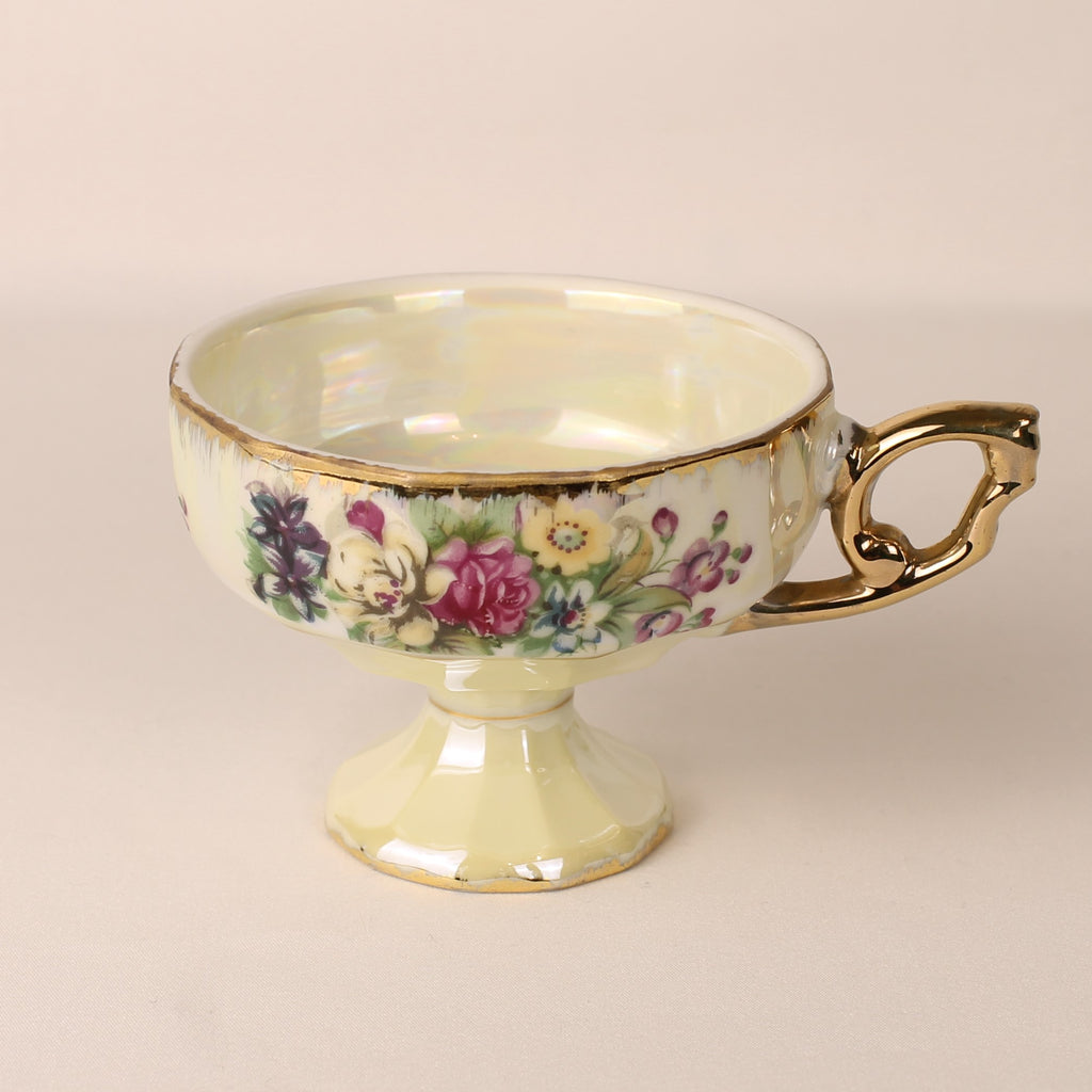 Voetkopje met lustre glazuur - pastelgeel porselein met bloemen en goudaccenten