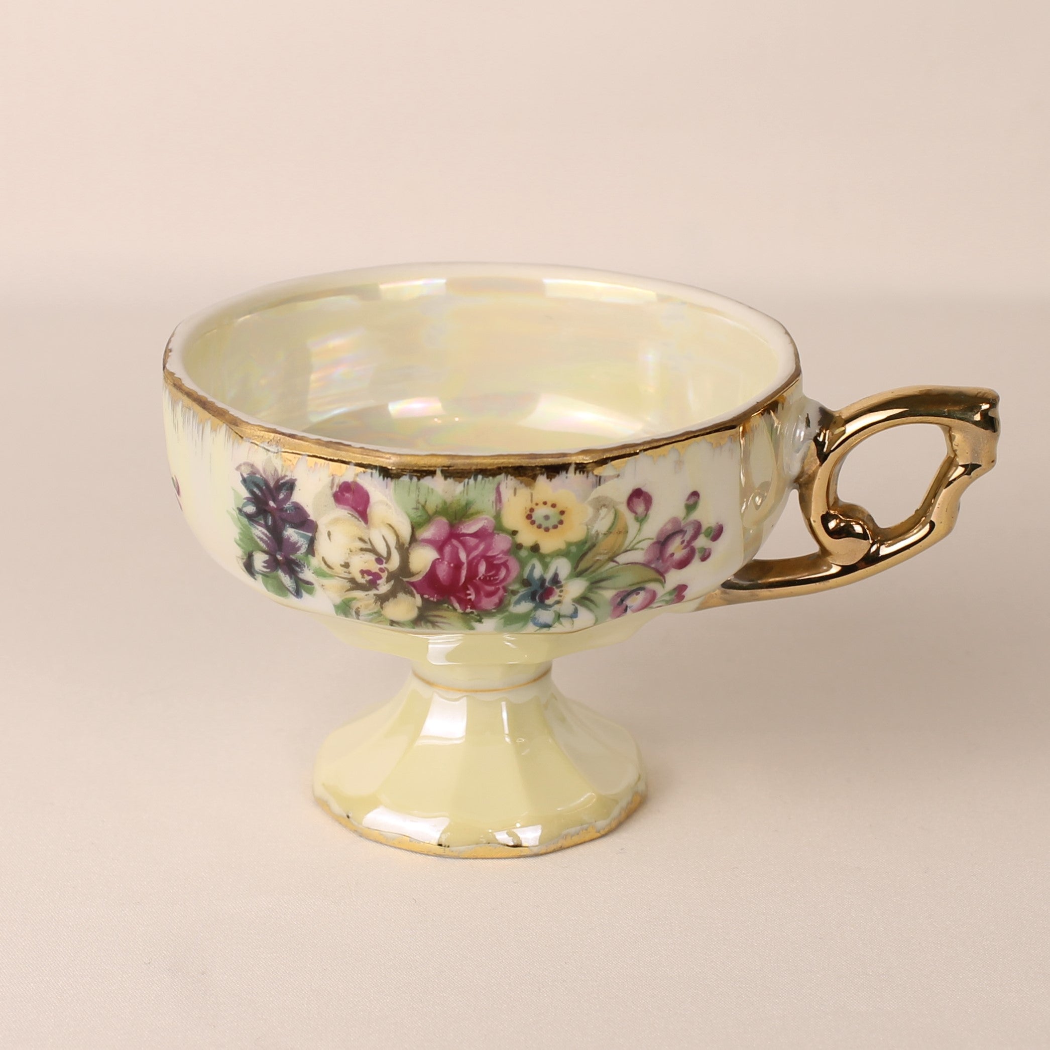 Voetkopje met lustre glazuur - pastelgeel porselein met bloemen en goudaccenten