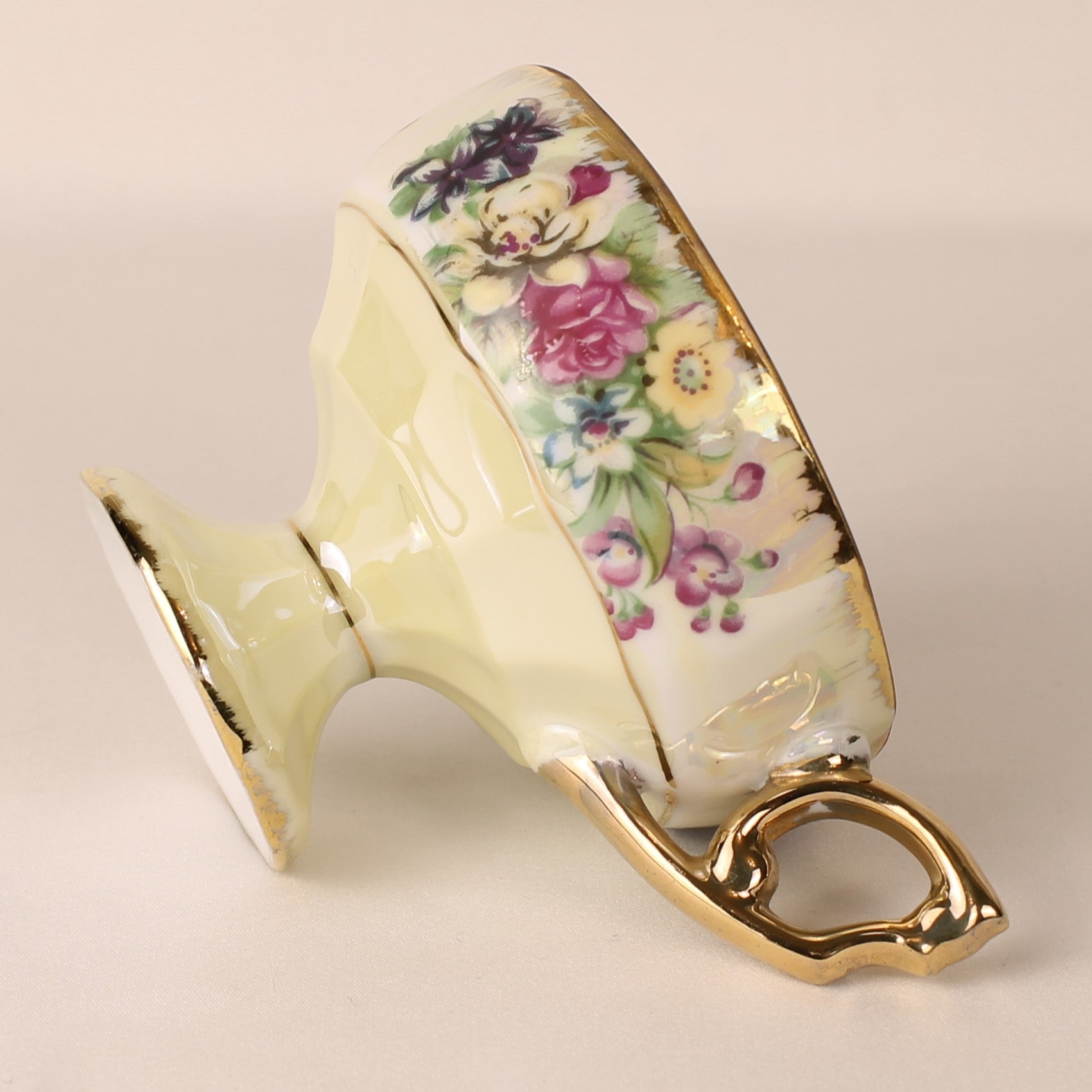 Voetkopje met lustre glazuur - pastelgeel porselein met bloemen en goudaccenten