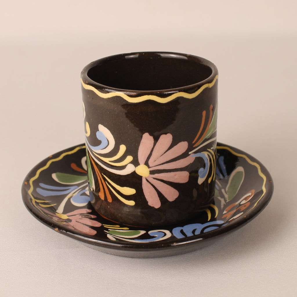 Handbeschilderd espresso kopje + schoteltje – bruin keramiek met kleurrijk bloemmotief