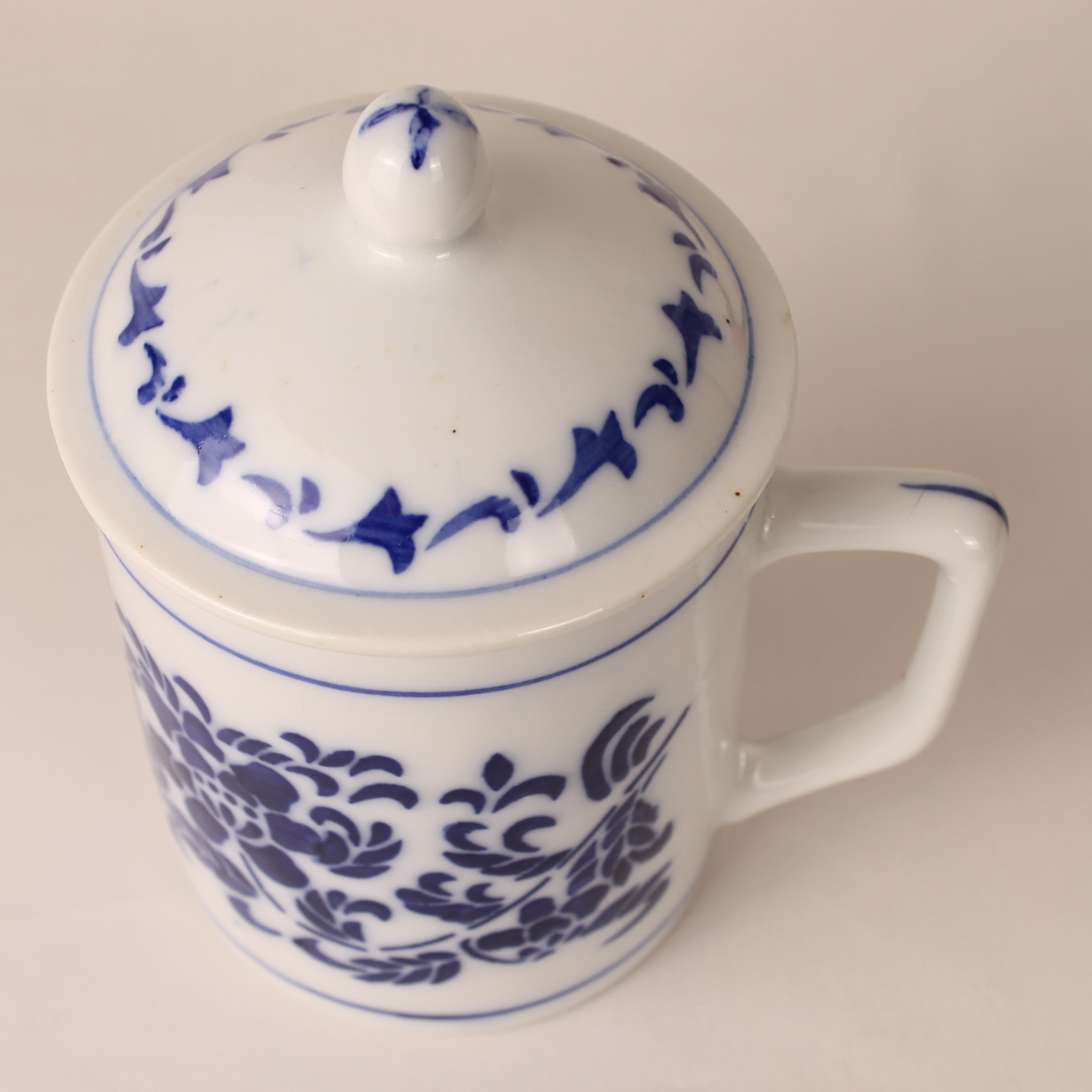 Dekselbeker in blauw-wit “Blue Onion” bloemmotief (14 cm)
