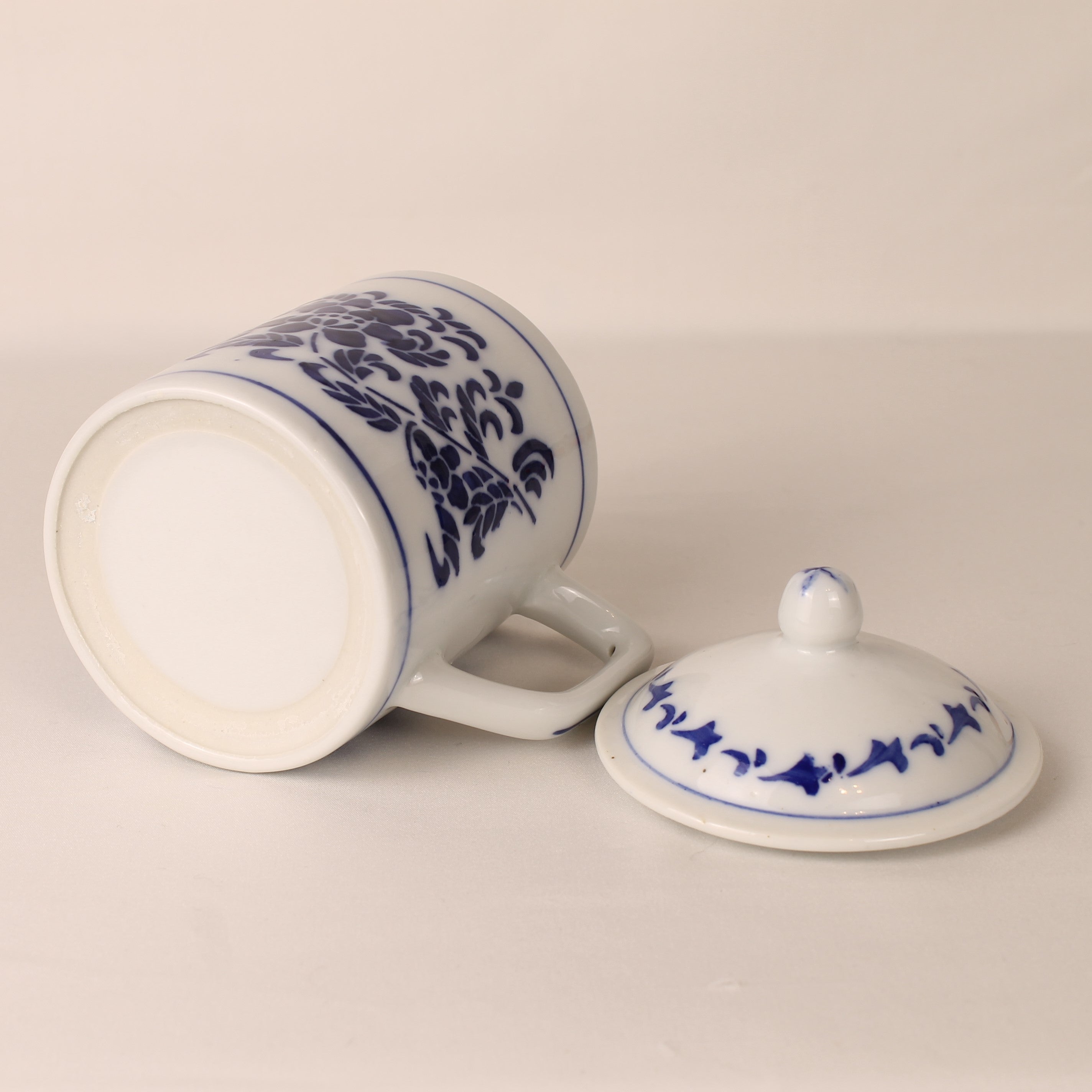 Dekselbeker in blauw-wit “Blue Onion” bloemmotief (14 cm)