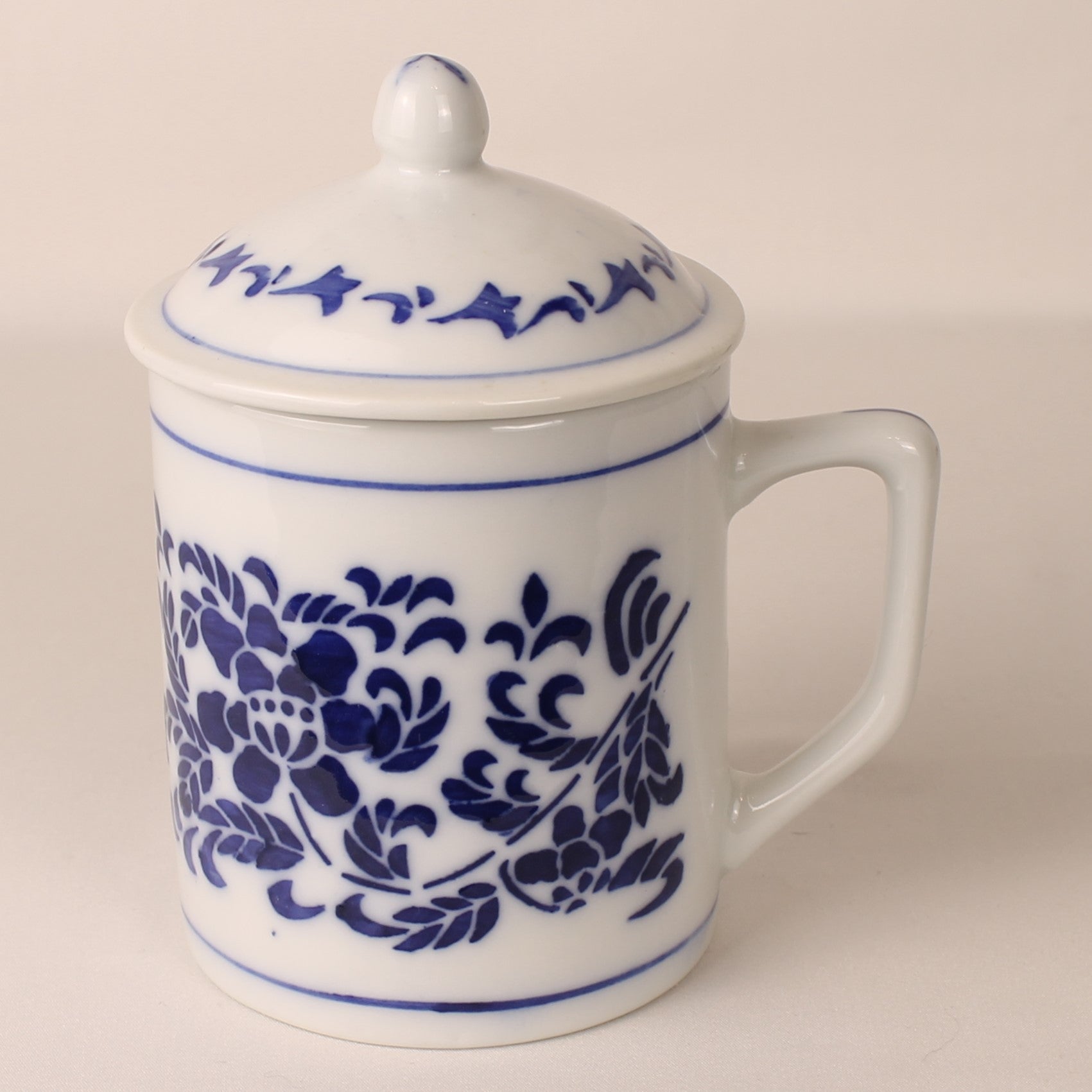 Dekselbeker in blauw-wit “Blue Onion” bloemmotief (14 cm)