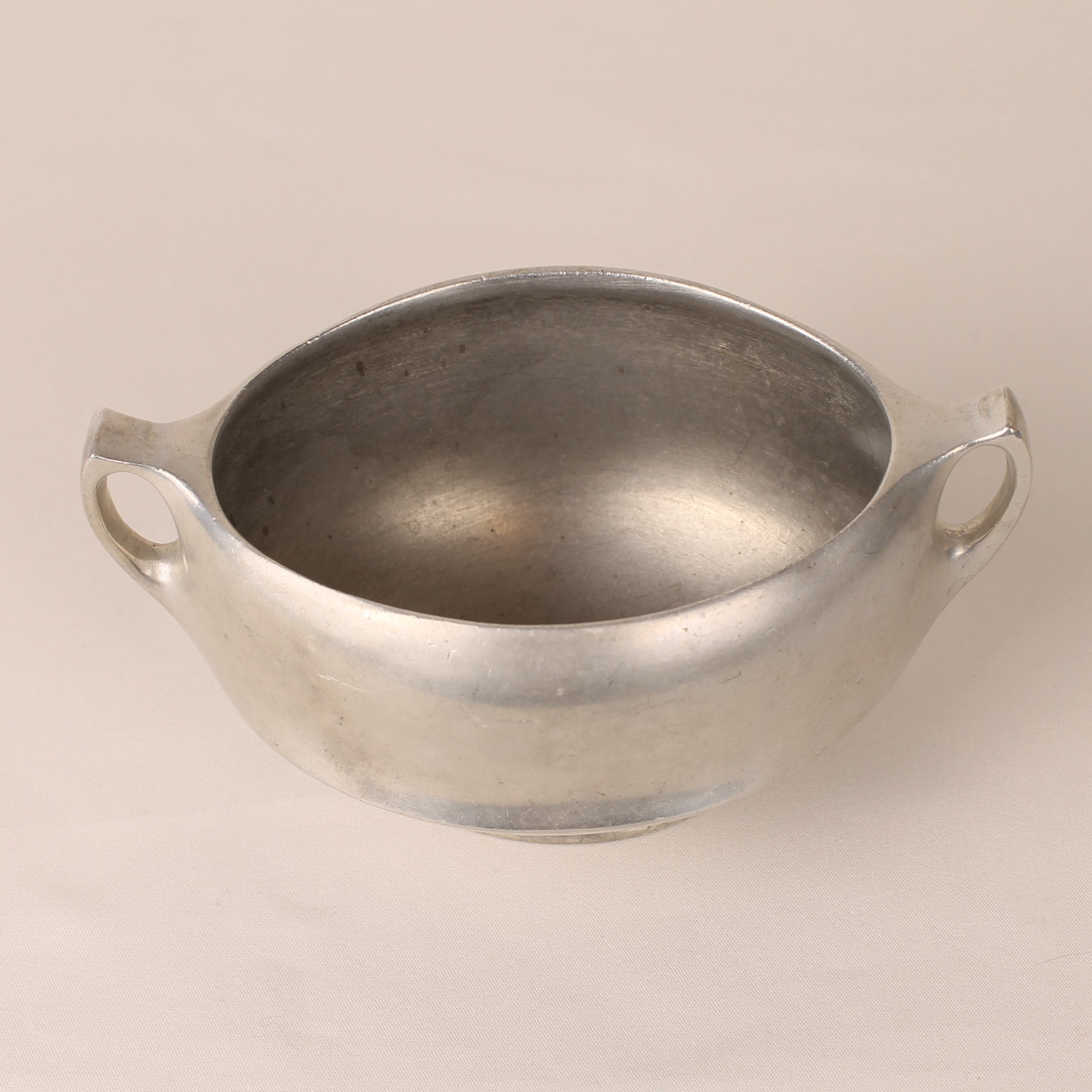 Sucrier Picquot Ware Magnalium à deux anses – Made in England (milieu du siècle)
