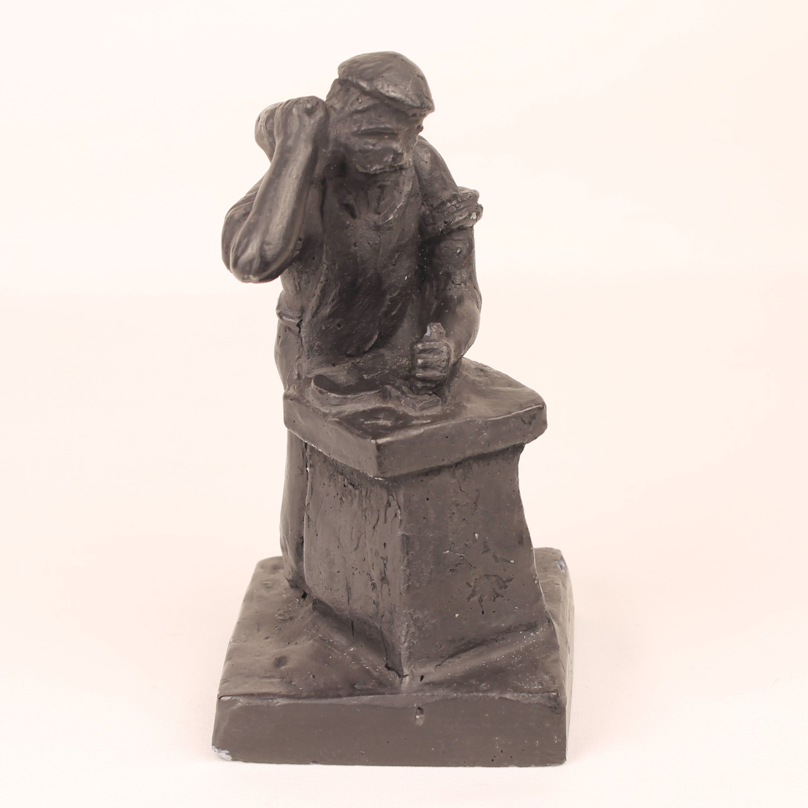 Handgemaakt keramisch beeldje “De Smid” - ca. 1940–1970