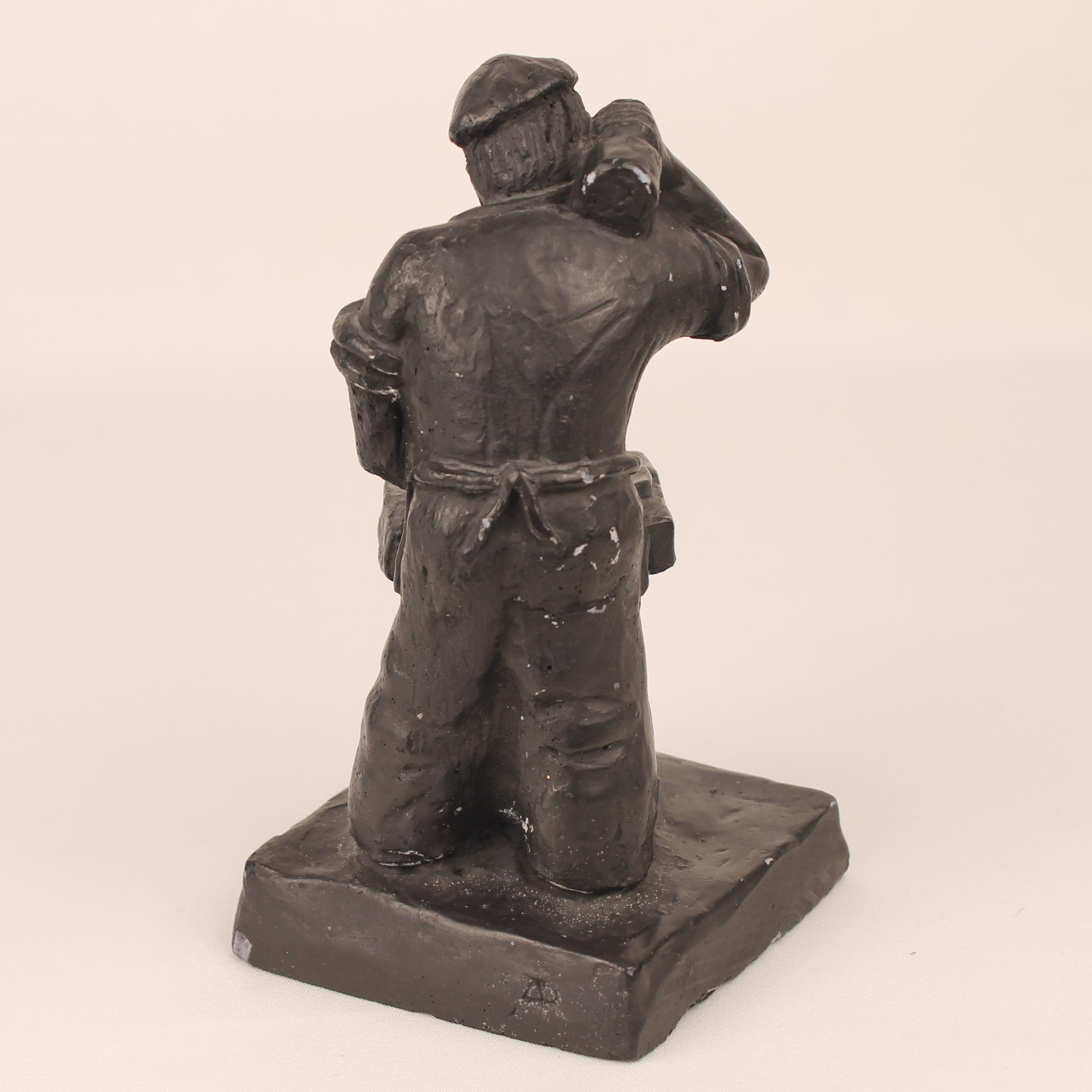 Figurine en céramique faite à la main « Le Forgeron » – patine noire, ca. 1940-1970