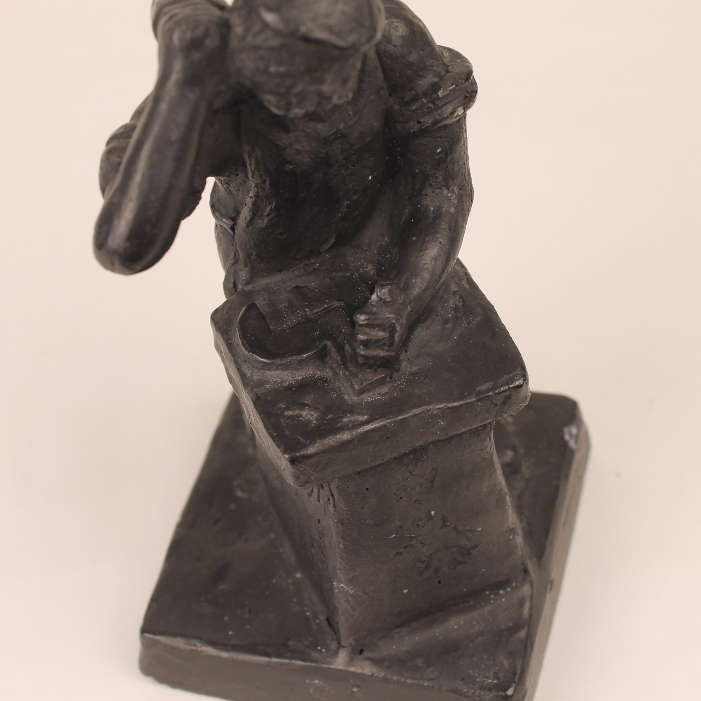 Handgemaakt keramisch beeldje “De Smid” - ca. 1940–1970