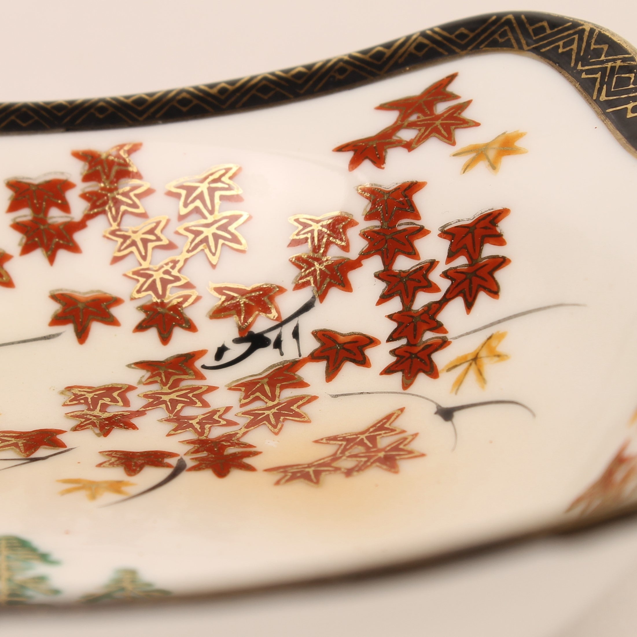 Japanse porseleinen serveerschaal met bamboe hengsel - momiji esdoorn en goud - 19x14 cm
