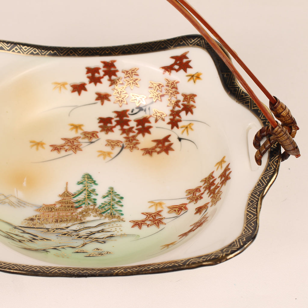 Japanese porcelain serving dish with bamboo handle (momiji/maple & gold) – 19×14 cm