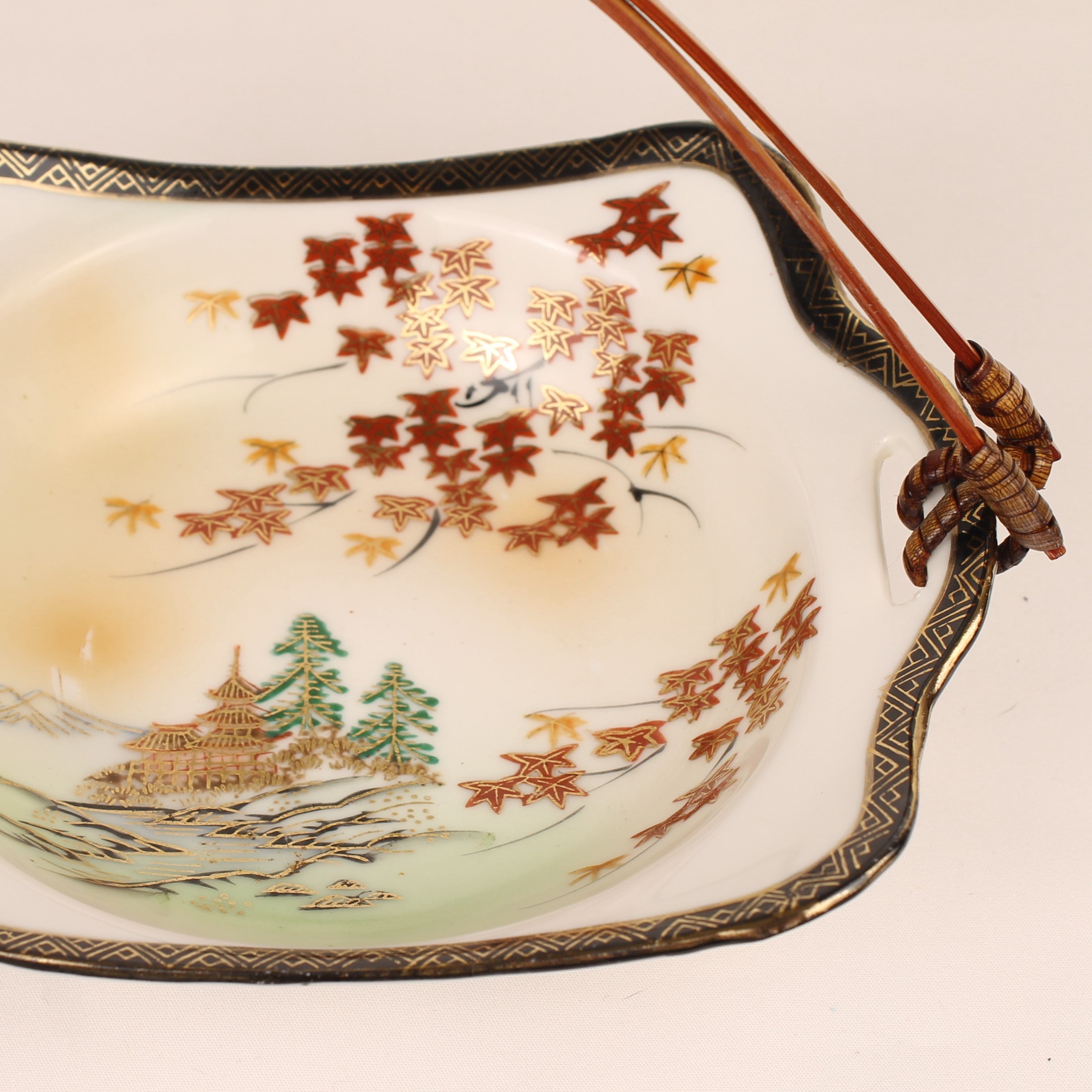 Japanese porcelain serving dish with bamboo handle (momiji/maple & gold) – 19×14 cm
