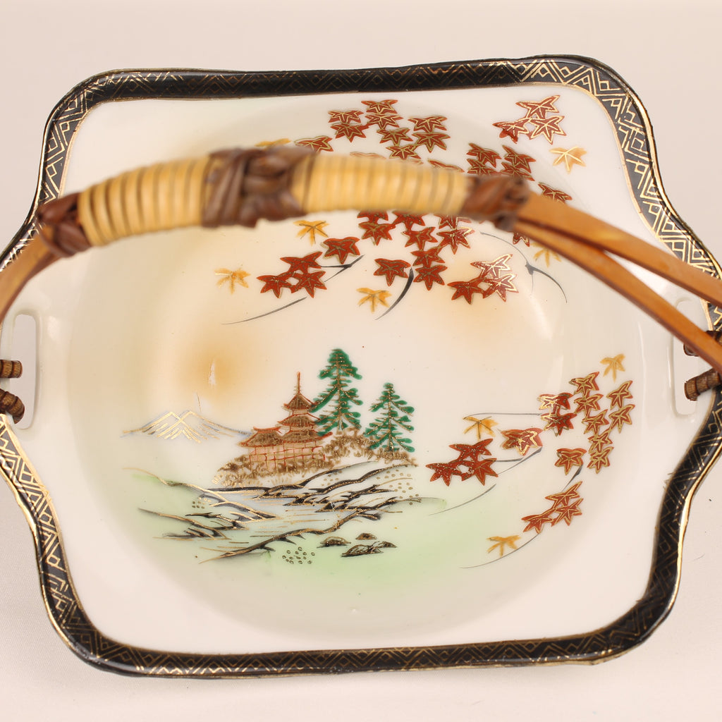Japanese porcelain serving dish with bamboo handle (momiji/maple & gold) – 19×14 cm