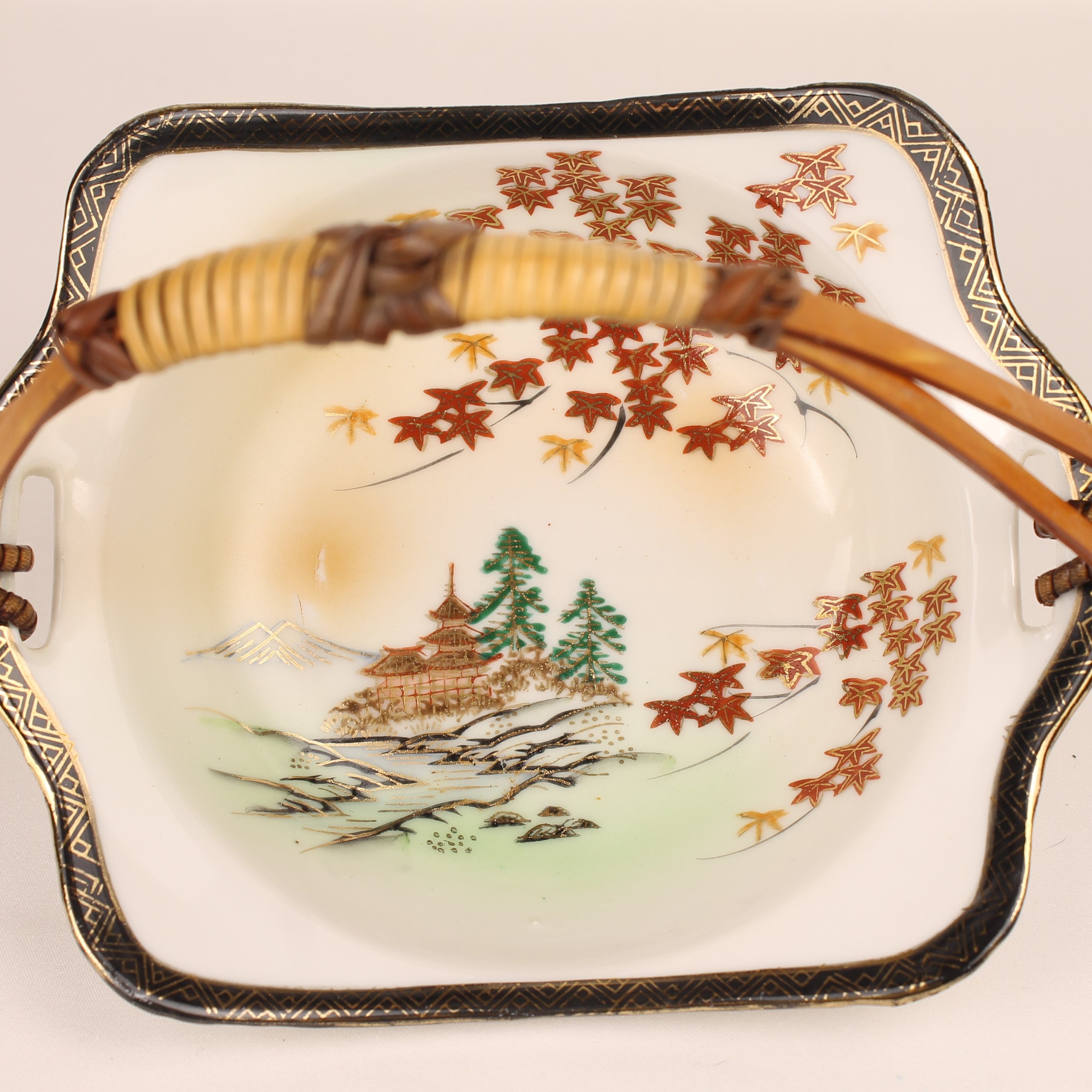 Japanese porcelain serving dish with bamboo handle (momiji/maple & gold) – 19×14 cm