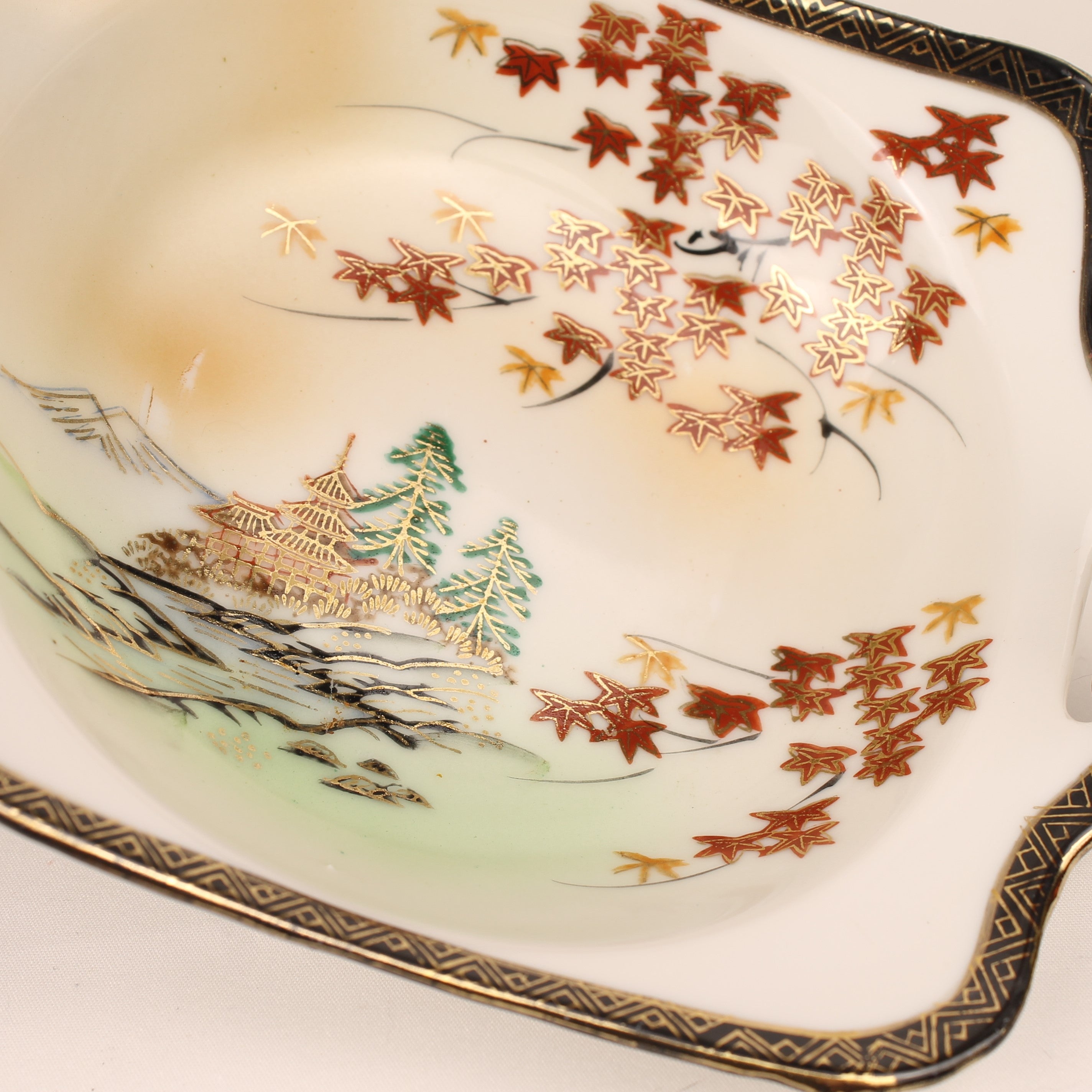 Japanse porseleinen serveerschaal met bamboe hengsel - momiji esdoorn en goud - 19x14 cm