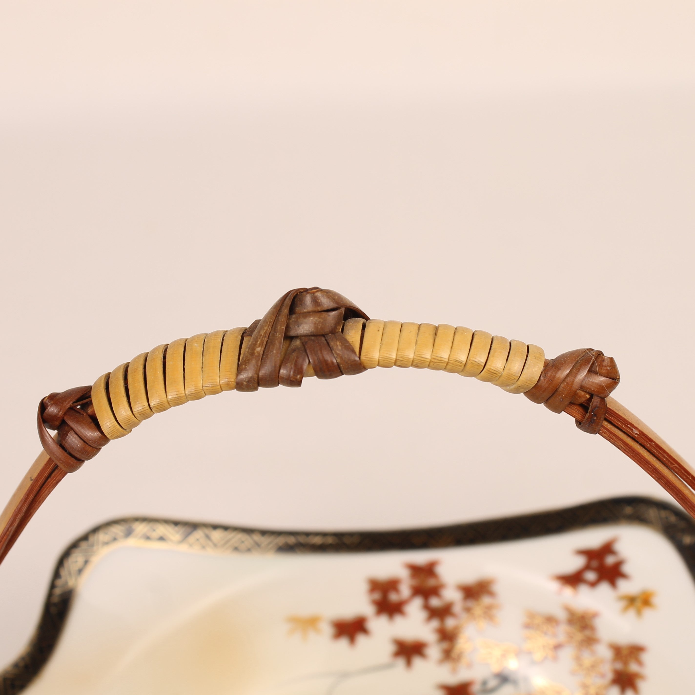 Japanese porcelain serving dish with bamboo handle (momiji/maple & gold) – 19×14 cm
