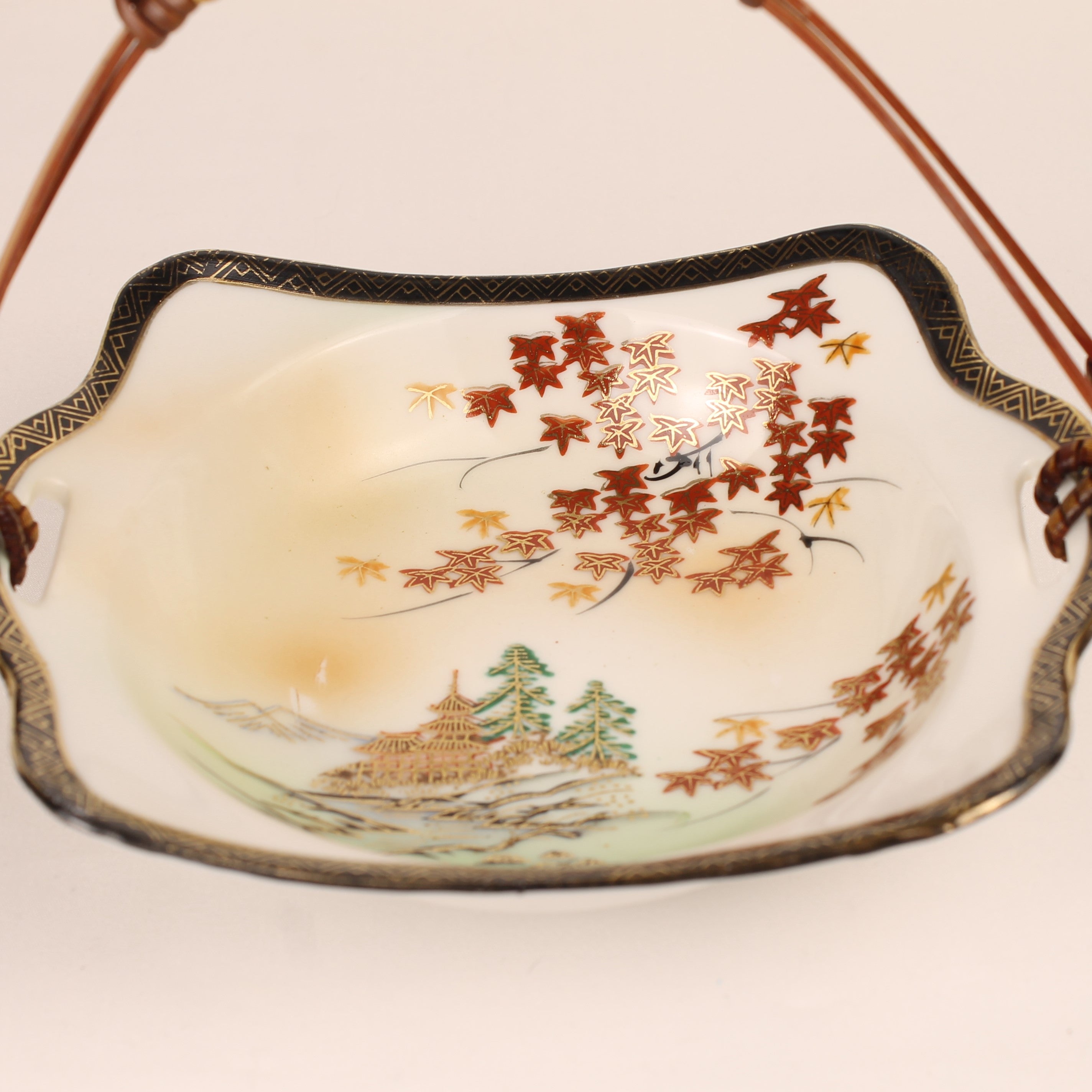 Japanese porcelain serving dish with bamboo handle (momiji/maple & gold) – 19×14 cm