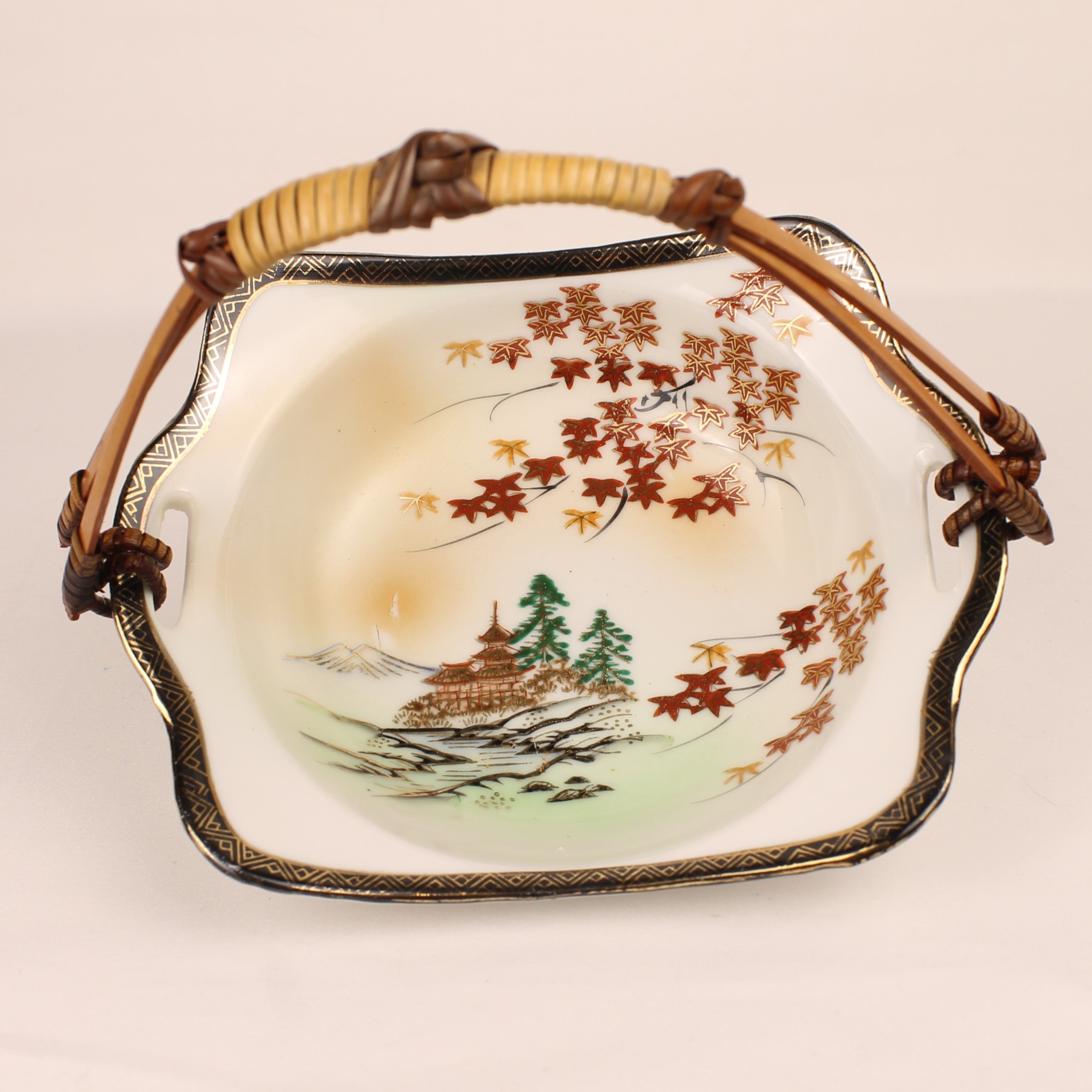 Japanese porcelain serving dish with bamboo handle (momiji/maple & gold) – 19×14 cm