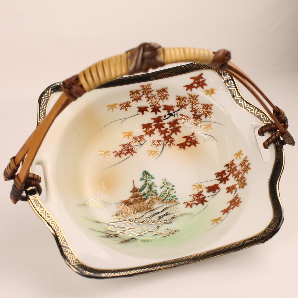 Japanese porcelain serving dish with bamboo handle (momiji/maple & gold) – 19×14 cm
