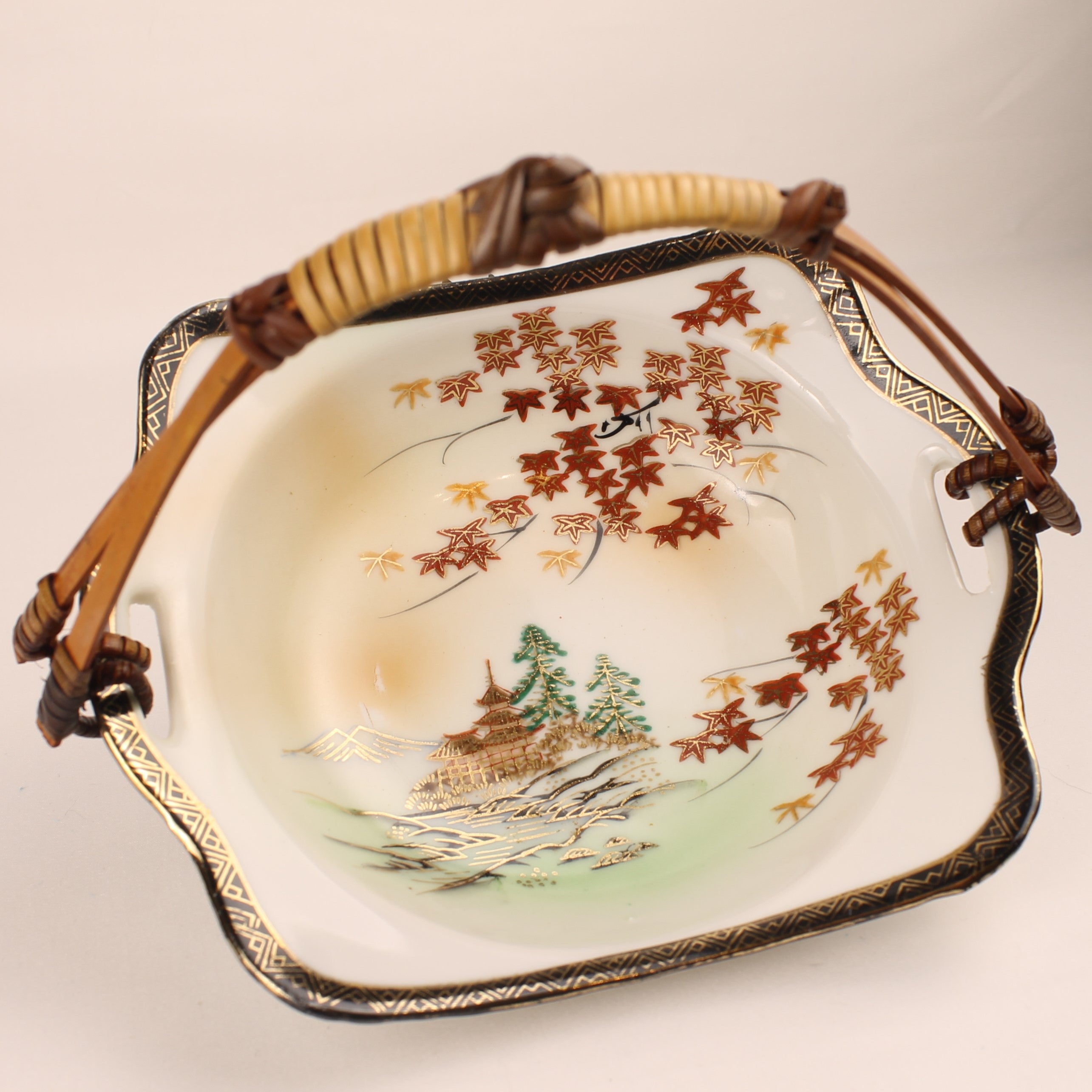 Japanse porseleinen serveerschaal met bamboe hengsel - momiji esdoorn en goud - 19x14 cm