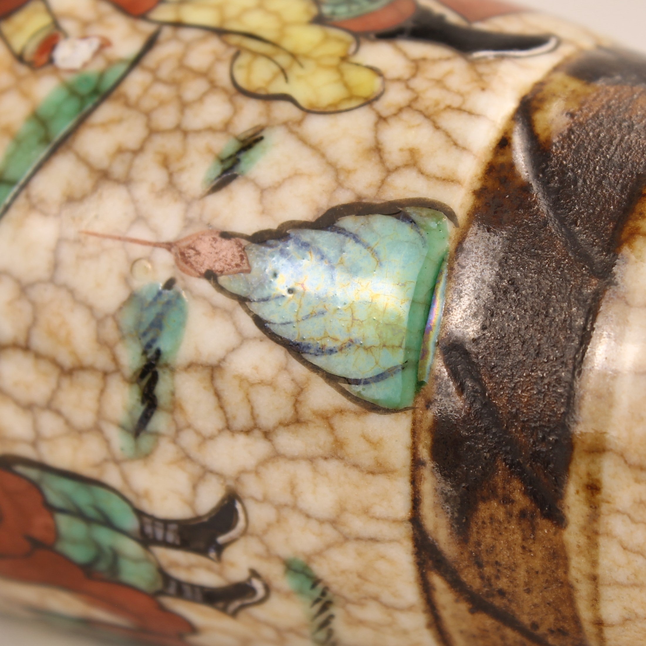 Japanese vase with figure decoration and craquelure glaze – mother-of-pearl details